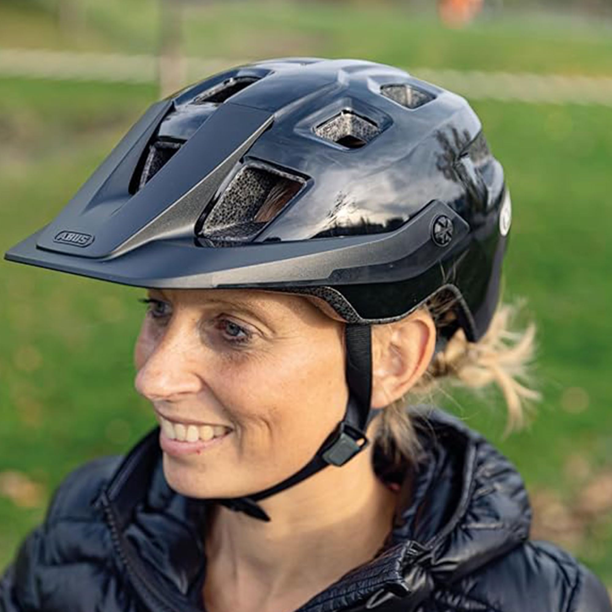 ABUS Kask MTB MoTrip – wytrzymały kask rowerowy z daszkiem z regulacją wysokości dla rowerzystów górskich – indywidualne dopasowanie – unisex – czarny błyszczący, rozmiar L, L (57-61 cm)