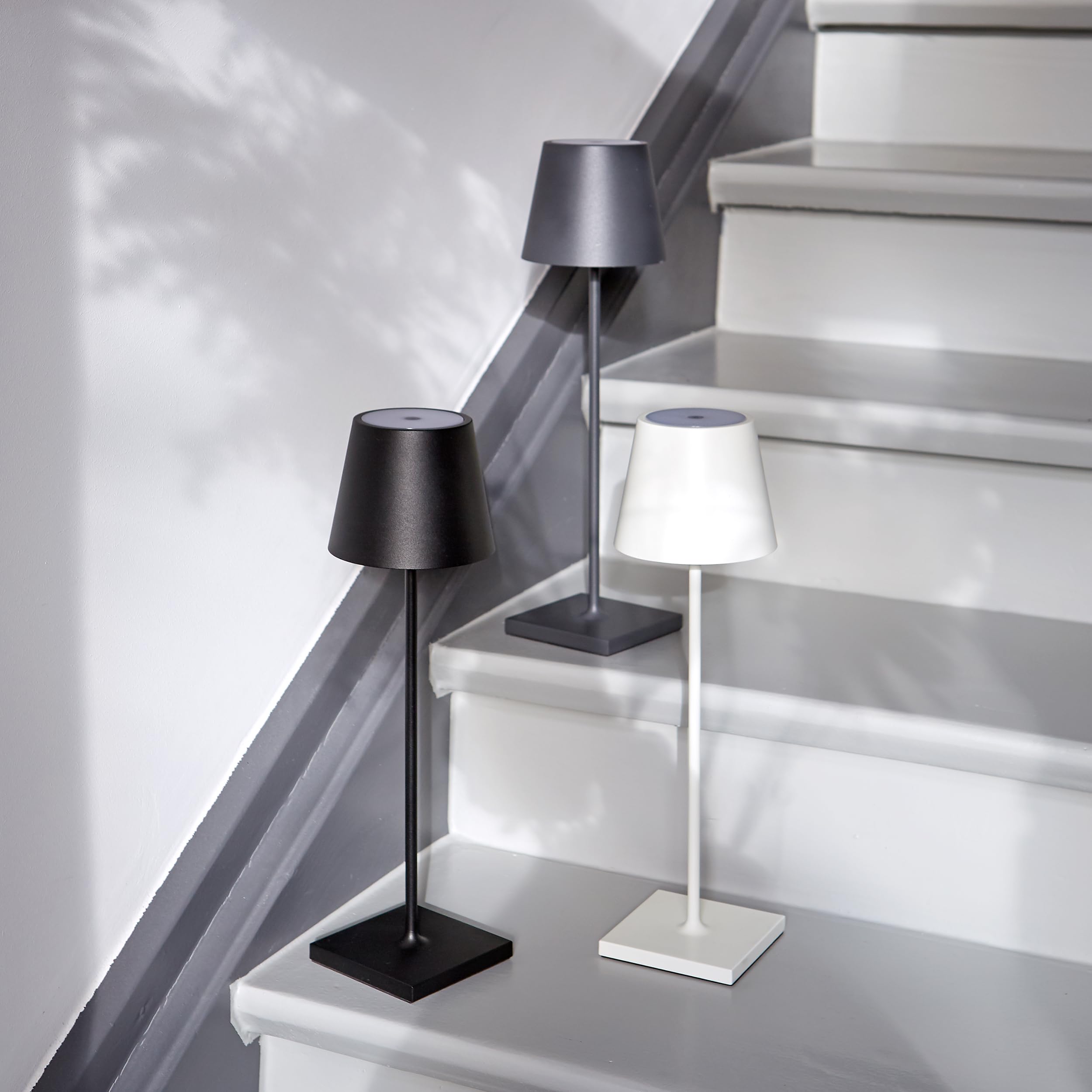 SIGOR Nuindie 2.0 - Dimmbare LED Akku-Tischlampe Indoor & Outdoor, IP54 spritzwassergeschützt, Höhe 38 cm, aufladbar mit USB-C, 12 h Leuchtdauer, nachtschwarz