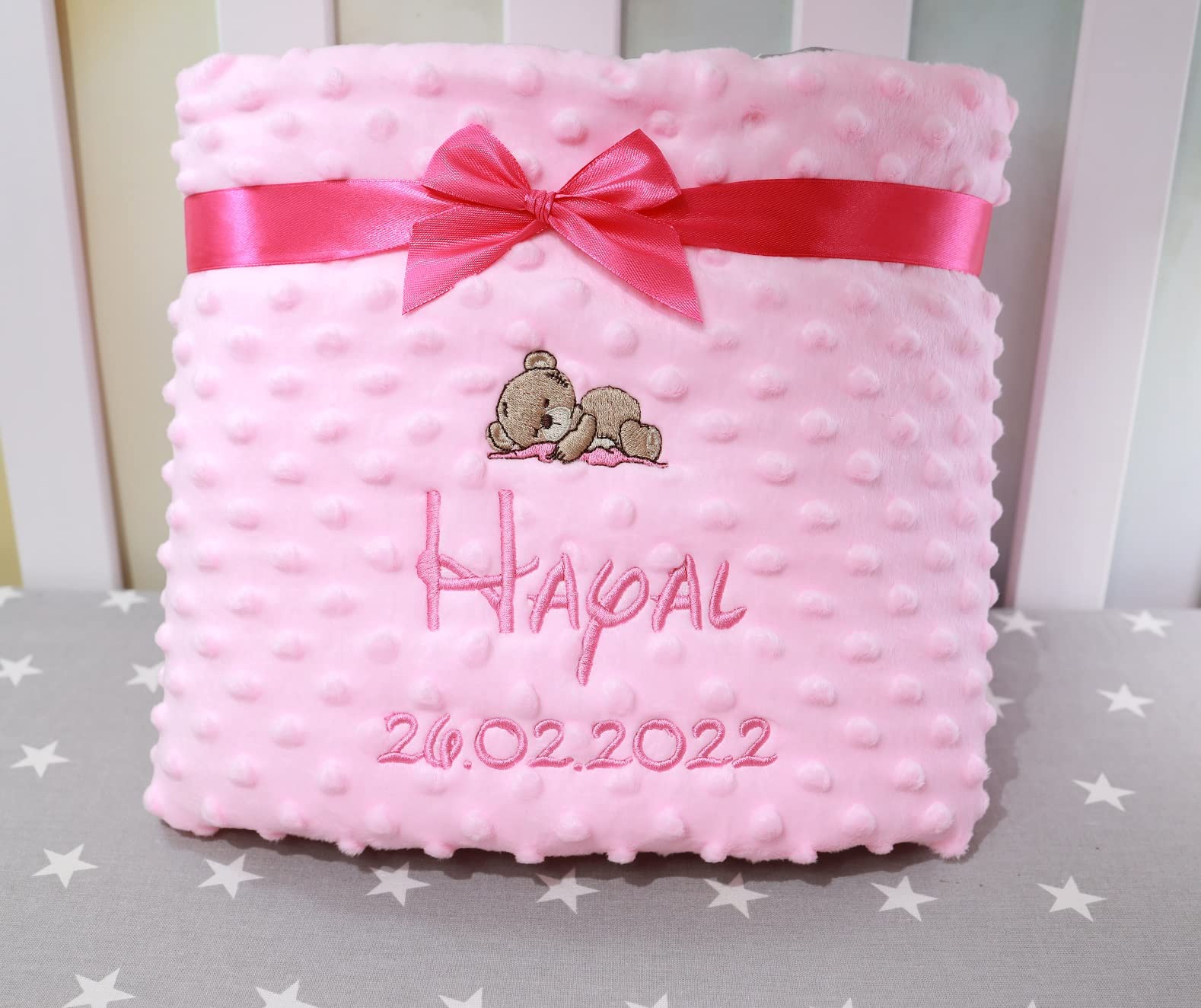 Personalisierte Babydecke mit Namen – Hellrosa Plüsch & graue Baumwolle mit weißen Sternen – Bestickt, Warm & Wintergeeignet, 75x100 cm – Geschenk zur Geburt & Taufe (Hellrosa - Sternen, 75 x 100 cm)