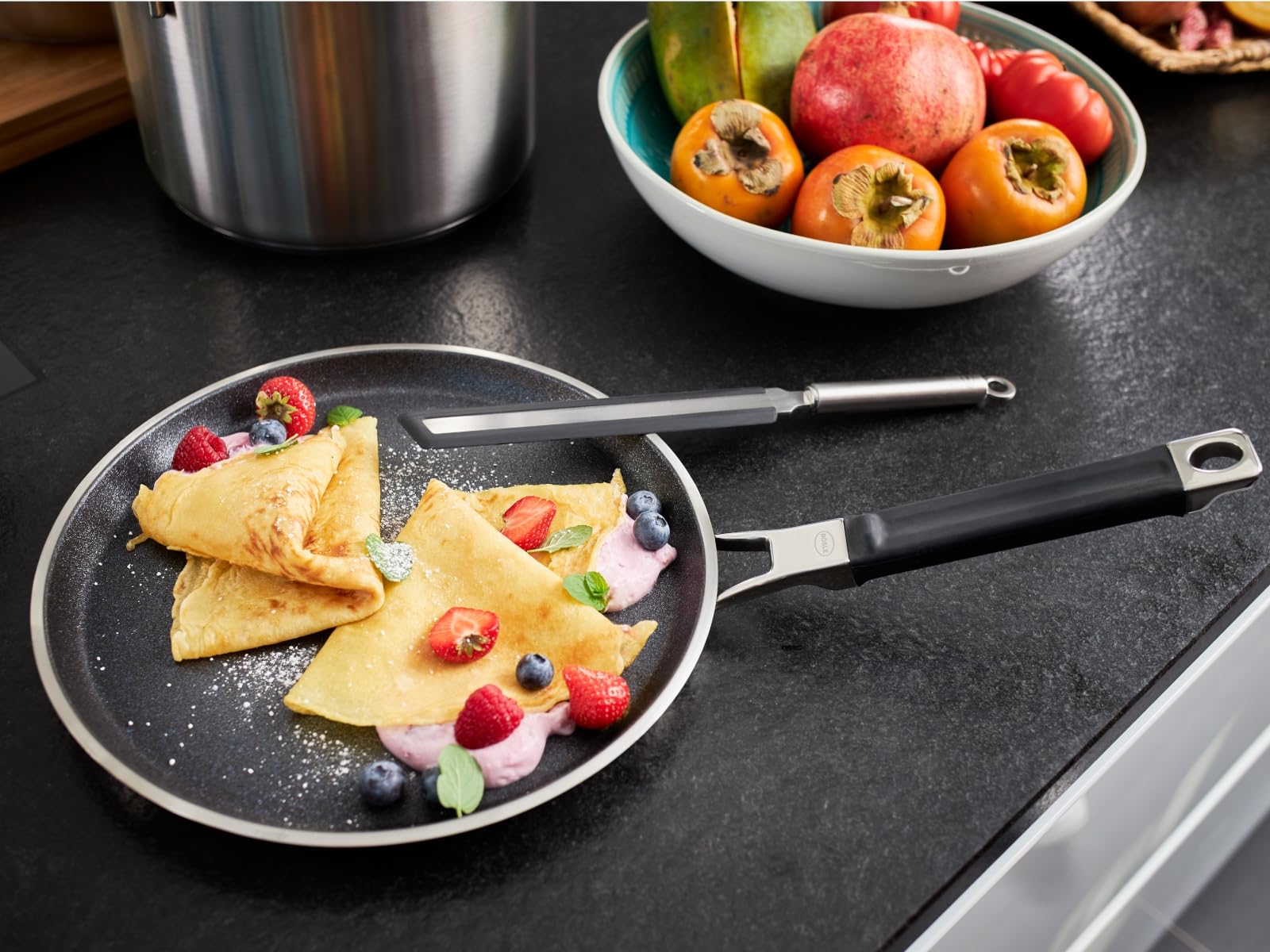 RÖSLE SILENCE PRO Crêpes Pfanne, Hochwertige Bratpfanne mit kratzfester Premium-Antihaftversiegelung ProResist, Edelstahl 18/10, induktionsgeeignet, spülmaschinengeeignet, 28 cm