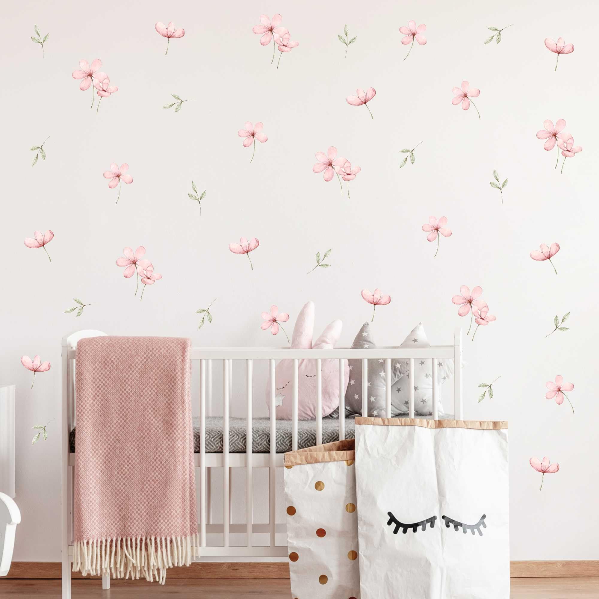 Stickers muraux roses fleuris pour égayer la salle de jeux des enfants