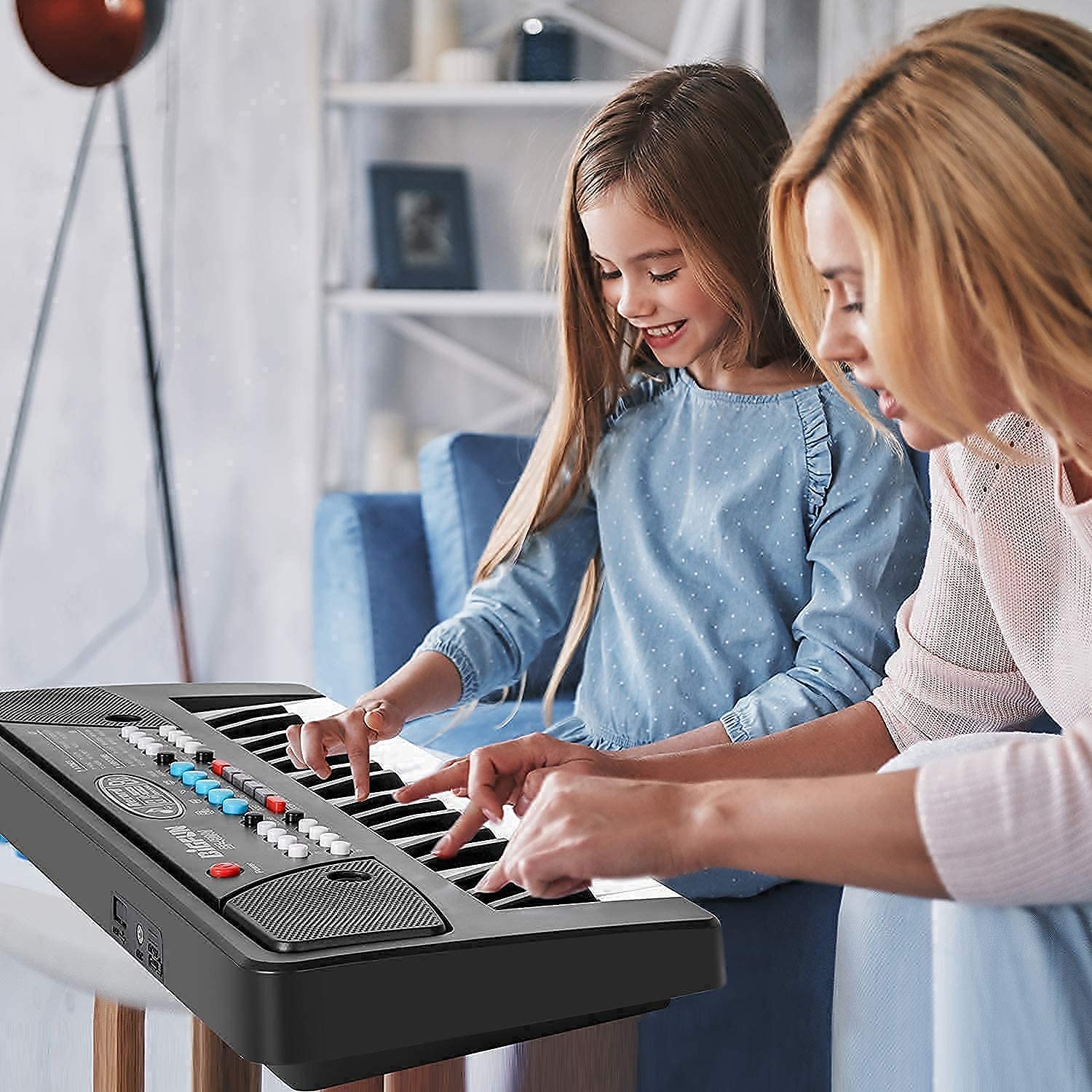 Image showing the keyboard, its packaging, and included accessories: a microphone and a USB charging cable.