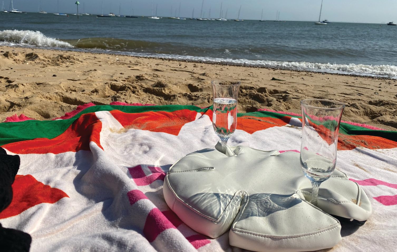 Glass Anchor: el lindo soporte para copas de vino para paseos en bote, picnics y campamentos. Cuero gris. Espacio para 6 vasos. No se necesitan fijaciones. ¡Detén los derrames!