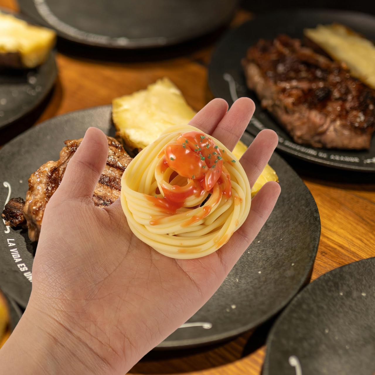 Supvox 2 pezzi di spaghetti modello con gamberetti realistici per pasta artificiale per ristorante, durevole, finto cibo, versatile come decorazione da tavolo fotografica