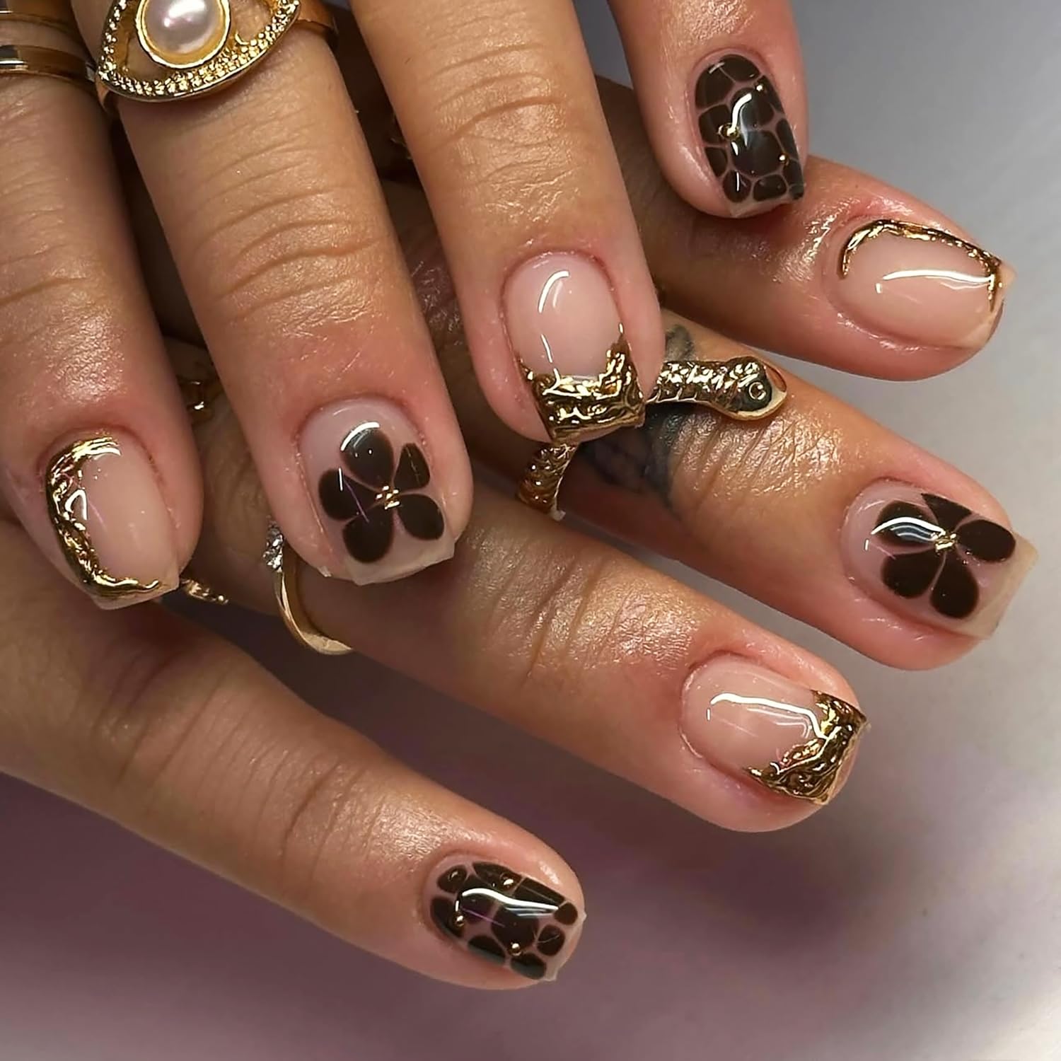 24Pcs Flower Press on Nails Short Square Nails French Tip Fake Nails with Gold Stripe Designs Leopard False Nails Gold Bea...