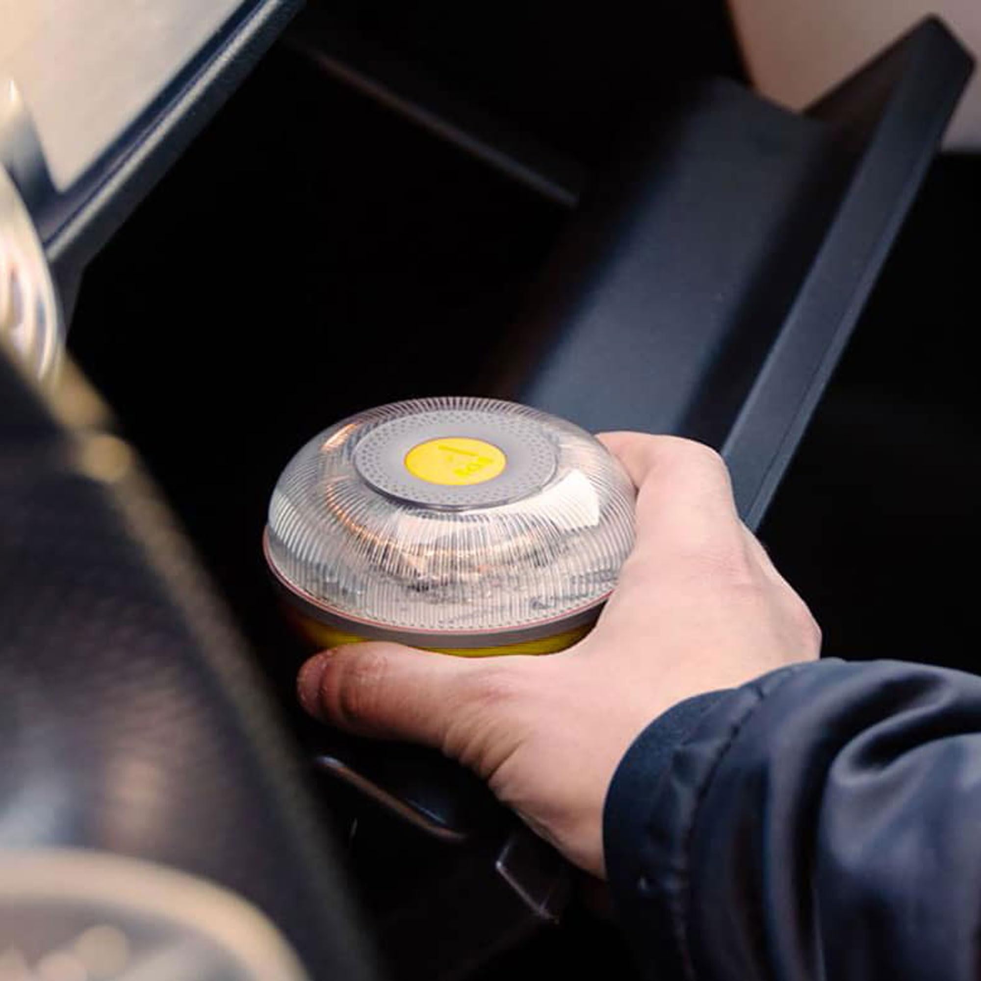 RACC Luz Emergencia Coche V16 Incluye Asistencia en Carretera, Homologada DGT con Geolocalización, Luz avería Coche [Visibilidad 1 Km] Baliza V16 con GPS y Base Imantada, SIM, baliza IoT