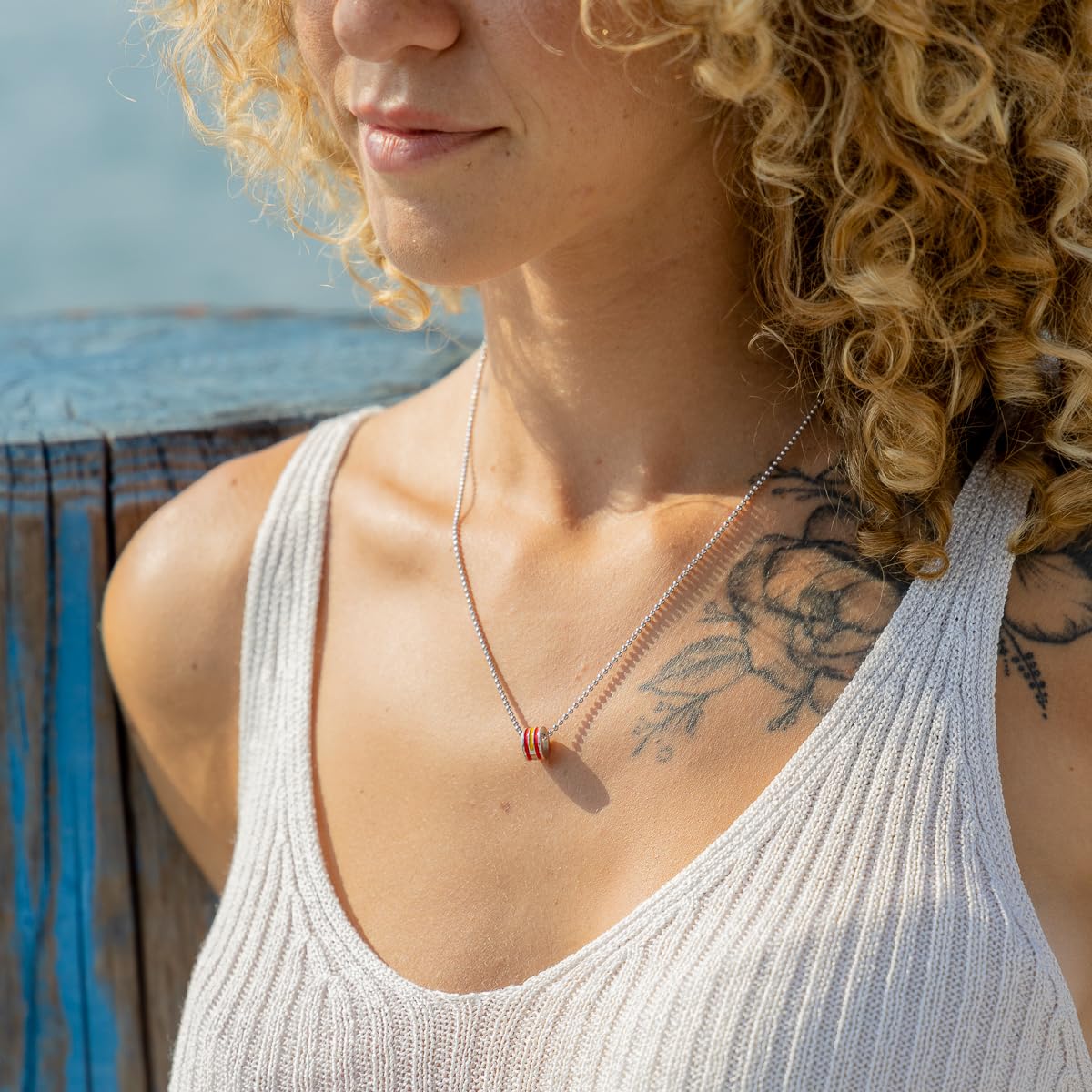 WearTravelers Charm Viaggi con Nome dello Stato e Colori delle Bandiere Nazionali - Compatibili con Tutte le Marche - Charm per Bracciali e Collane in Argento 925 Idea Regalo per chi Ama Viaggiare