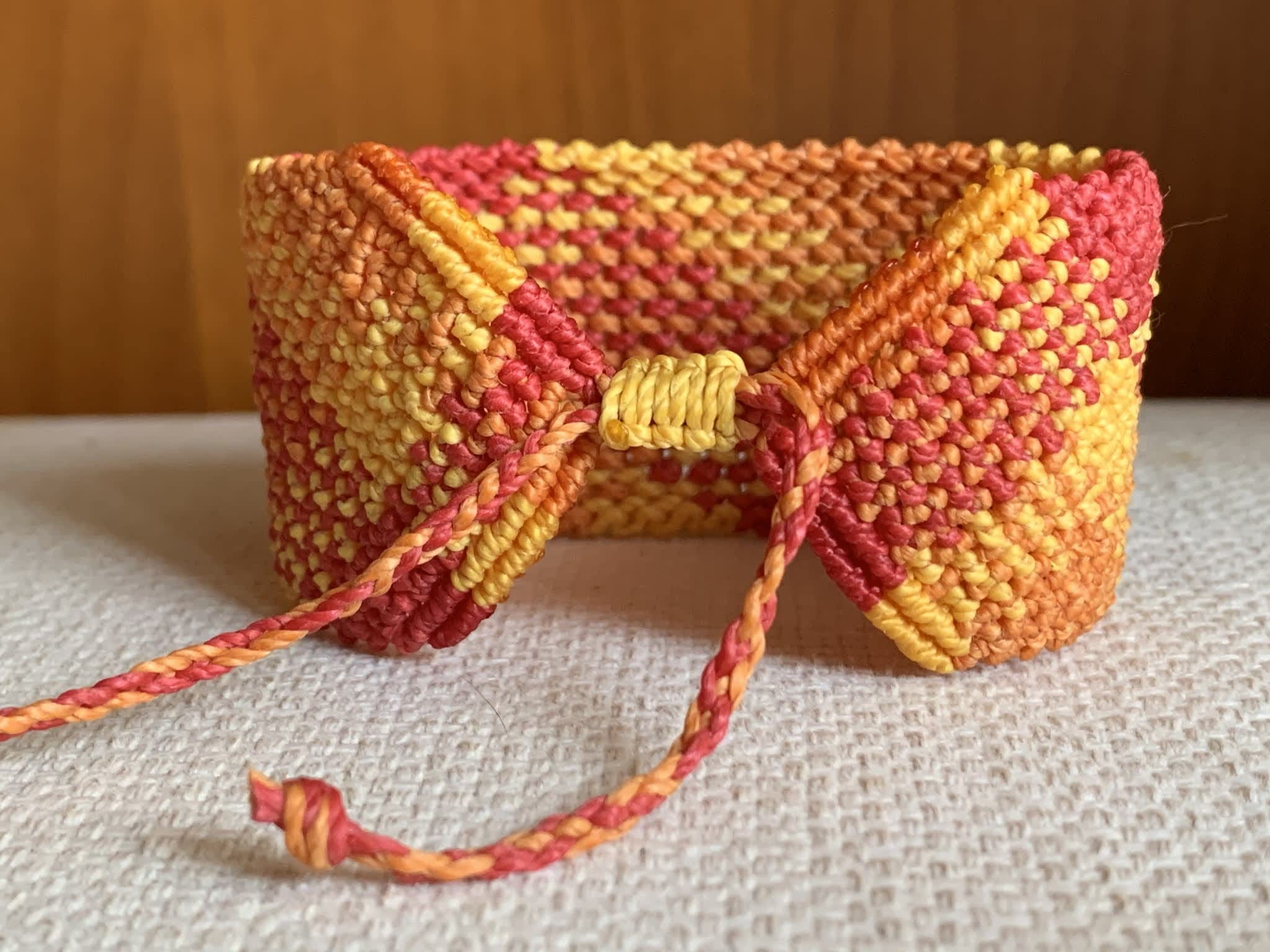 Pulsera artesanal chico o chica colores fuego hecha a mano con hilo encerado, cierre ajustable
