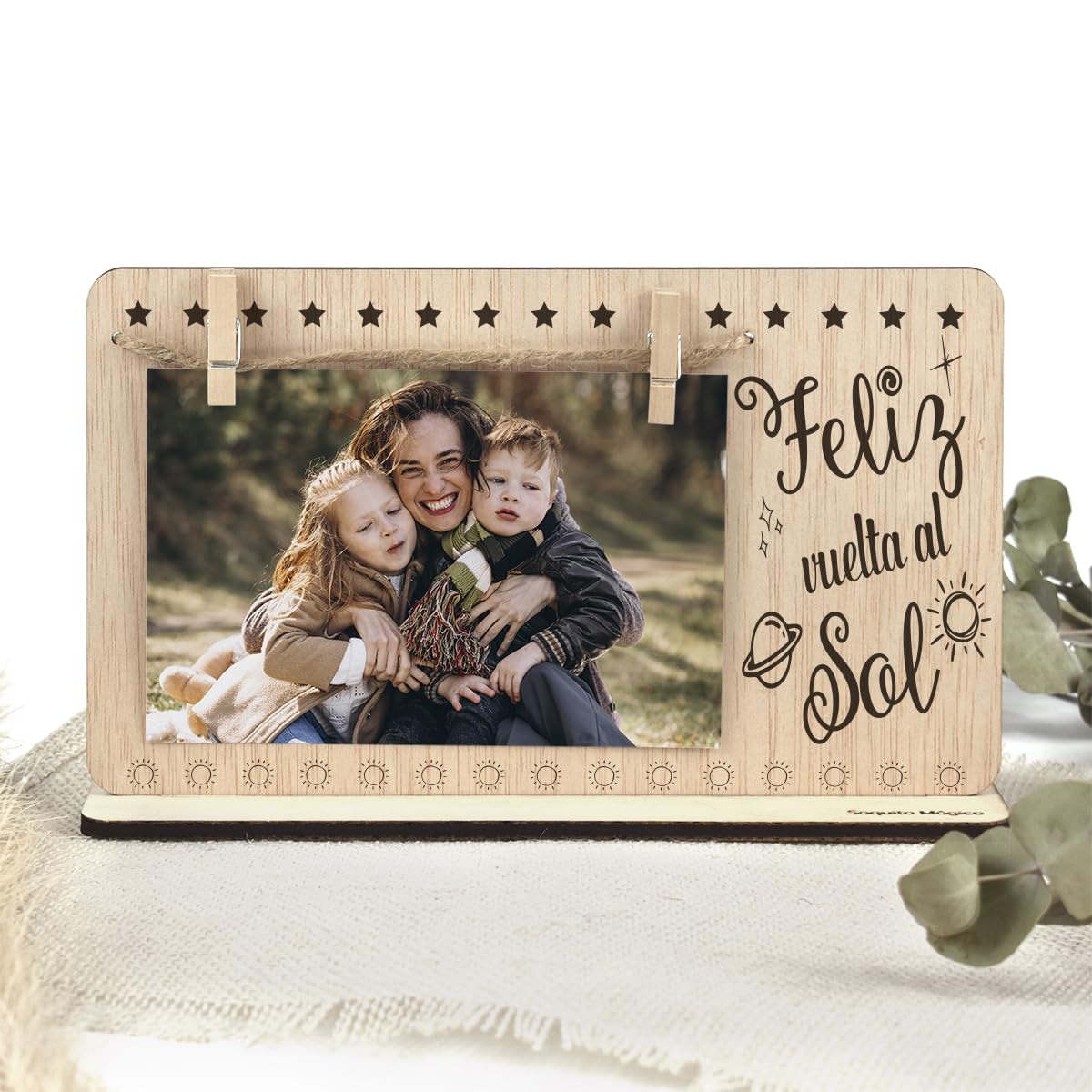 SAQUITOMAGICO Marco de fotos con pinzas de madera para cumpleaños.Regalos para personas Geniales.Regalo cumpleaños.Portafotos.Marco album fotos (vuelta al sol)