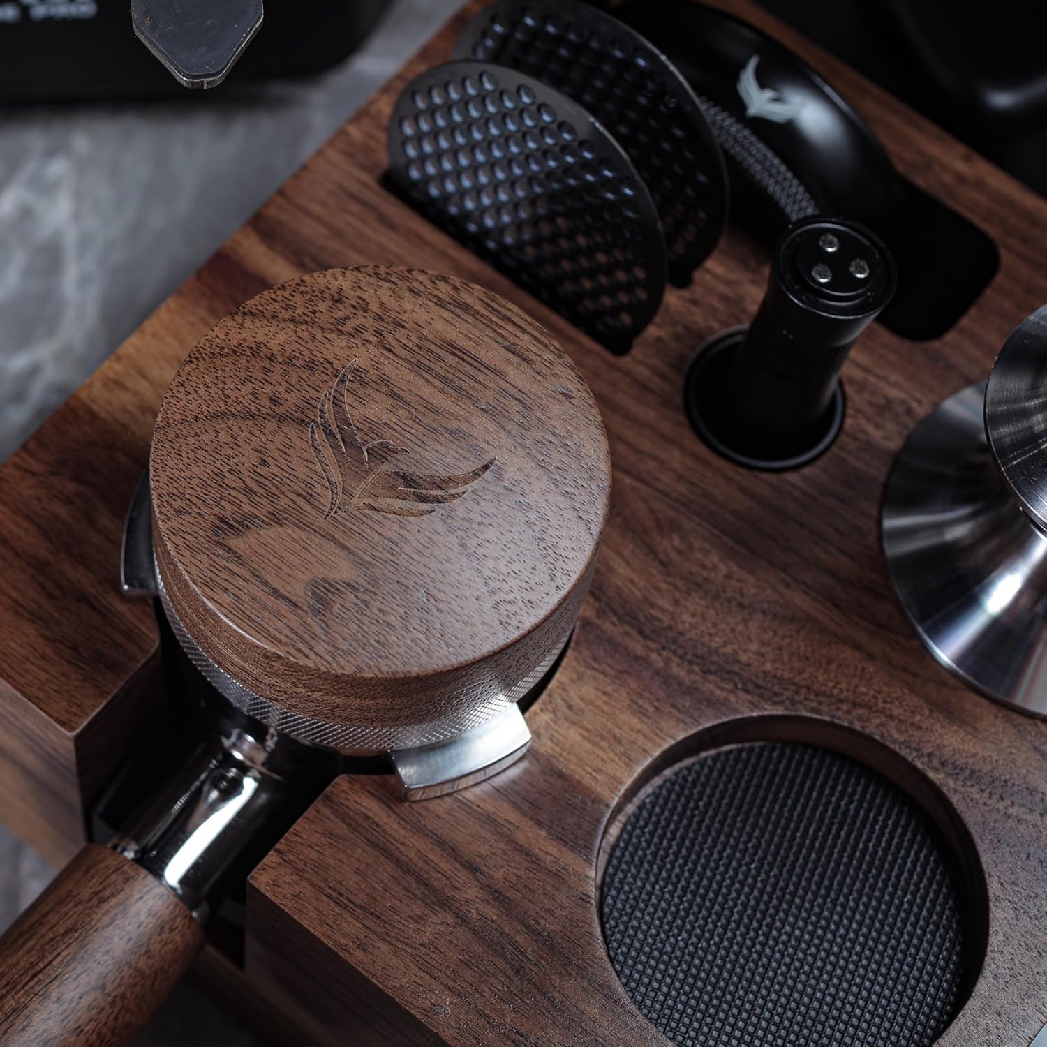58mm Tamperstation Walnussholz – Espresso Tamping Station Siebträger Organizer mit Fächern für Tamper, Distributor, Dosing Funnel, WDT Tool und Puck Screen