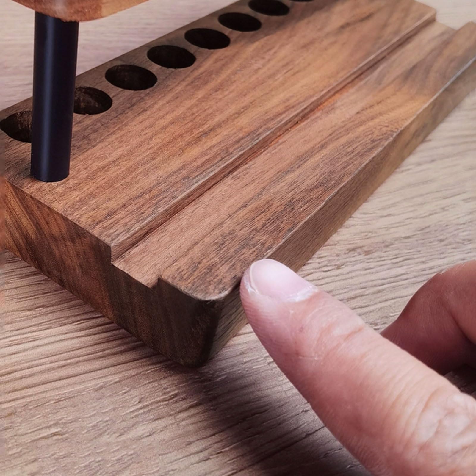 Portapenne in legno poroso e alluminio, organizer da scrivania multiforo con base antiscivolo, contenitore for cancelleria in massello