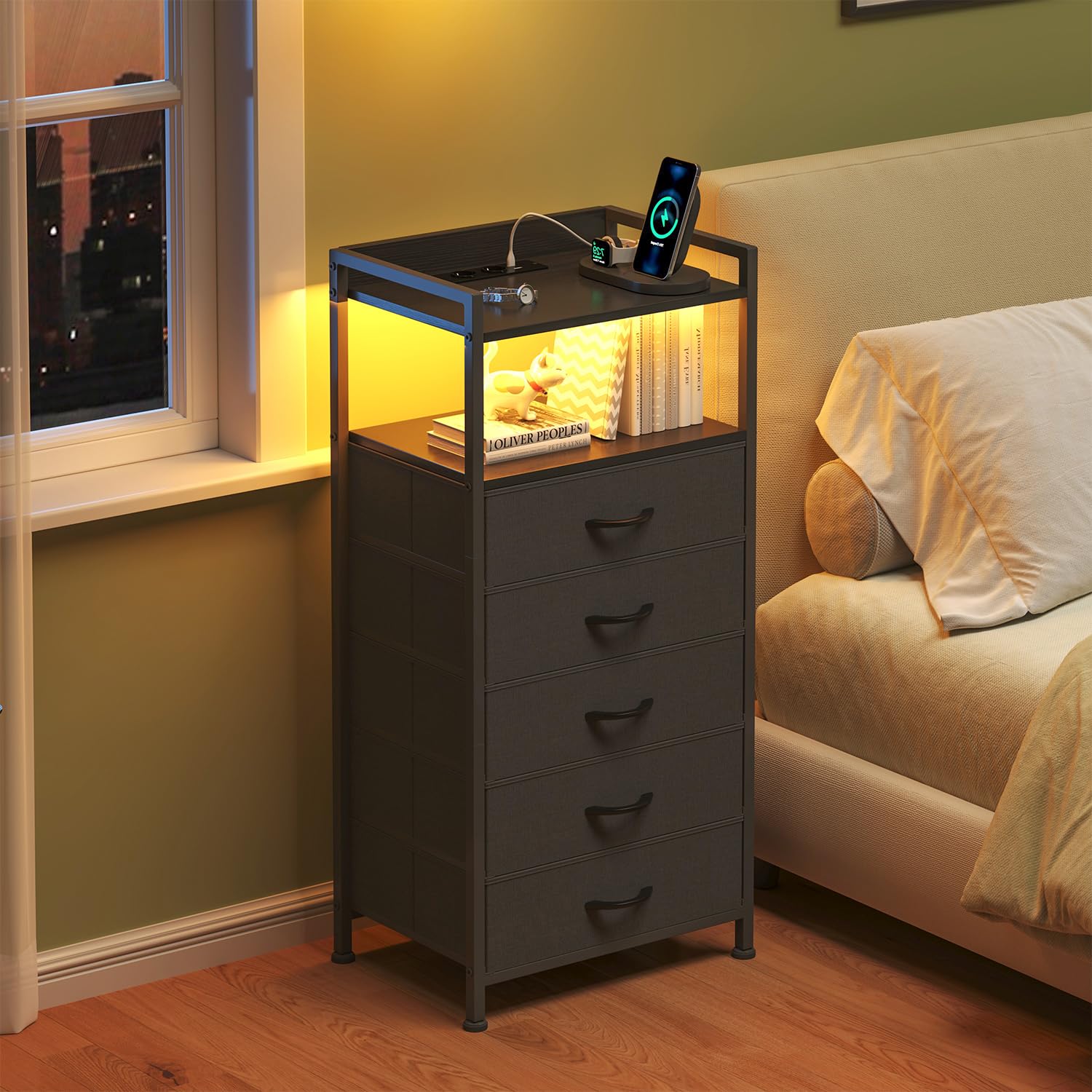 CAIYUN Nachttisch mit Ladestation, hohe Schwarze Kommode für das Schlafzimmer, Nachttisch mit LED-Beleuchtung, Beistelltisch für das Wohnzimmer, Stoff-Aufbewahrungsschublade, Metallgestell, Holzmöbel