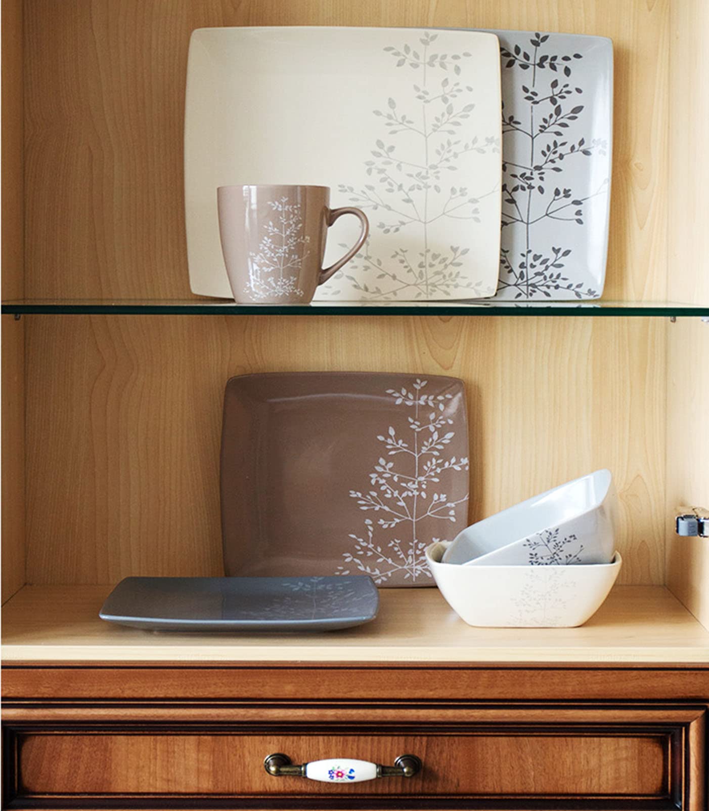 Kwadratowy zestaw ceramicznej zastawy stołowej dla 4 osób; zestaw porcelanowej zastawy stołowej zawierający 4 talerze, 4 talerze sałatkowe, 4 miski i 4 kubki; cerami,