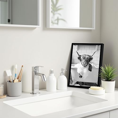 Miniatura 2 de SYWENNOI Lienzo enmarcado en blanco y negro, divertido arte de pared de vaca de las tierras altas en la bañera, impresiones artísticas de animales