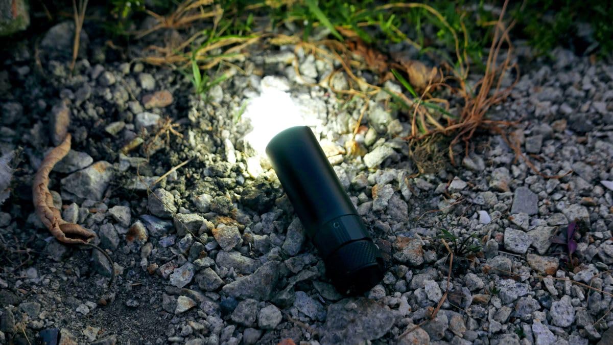 Nitecore LA10 - latarnia kempingowa, 3 lampy świetlne, dno magnetyczne, bateria AA