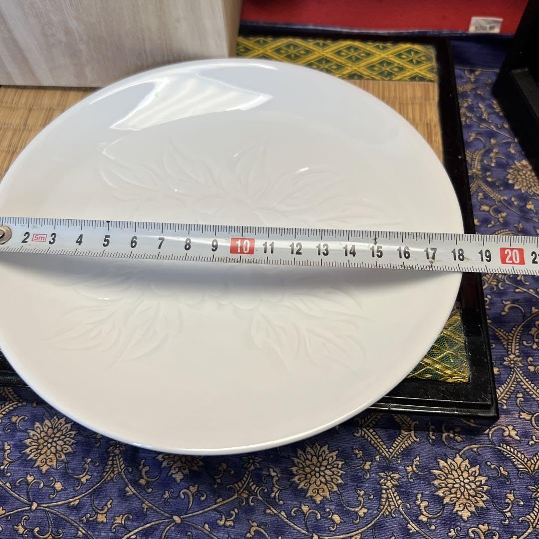名工　中尾恭純作　白磁牡丹文皿立付き 名工 中尾恭純作 白磁牡丹文皿立付き 名工 中尾恭純作 白磁牡丹