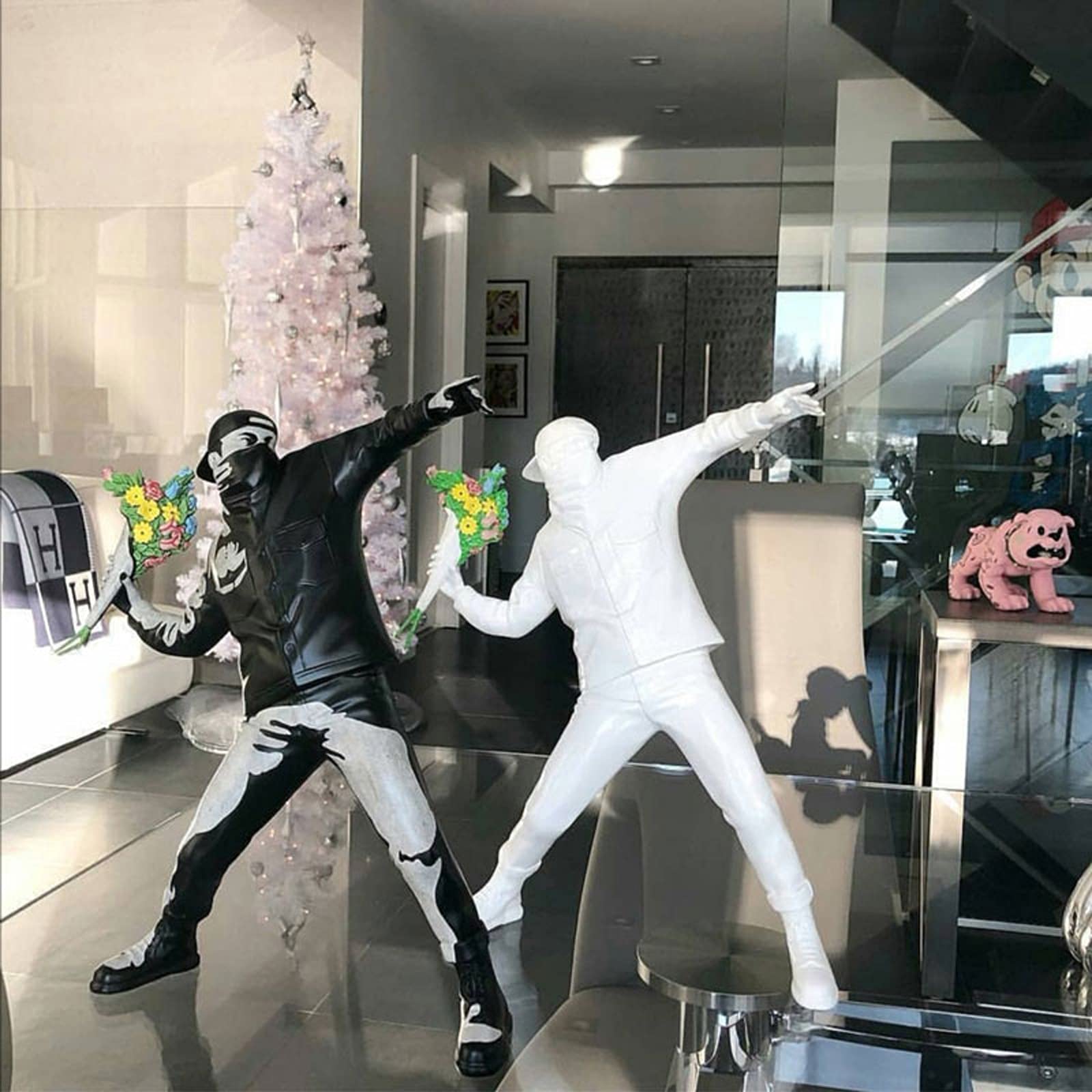 LGYKUMEG Modern Kunst Banksy Statue Harz skulptur Flower Bomber Figur England Street Kunst Skulpturen & Statuen SammelKunst Benutzt für Heimbüro Wohnzimmer Dekorationen Geschenk,Black and Gray