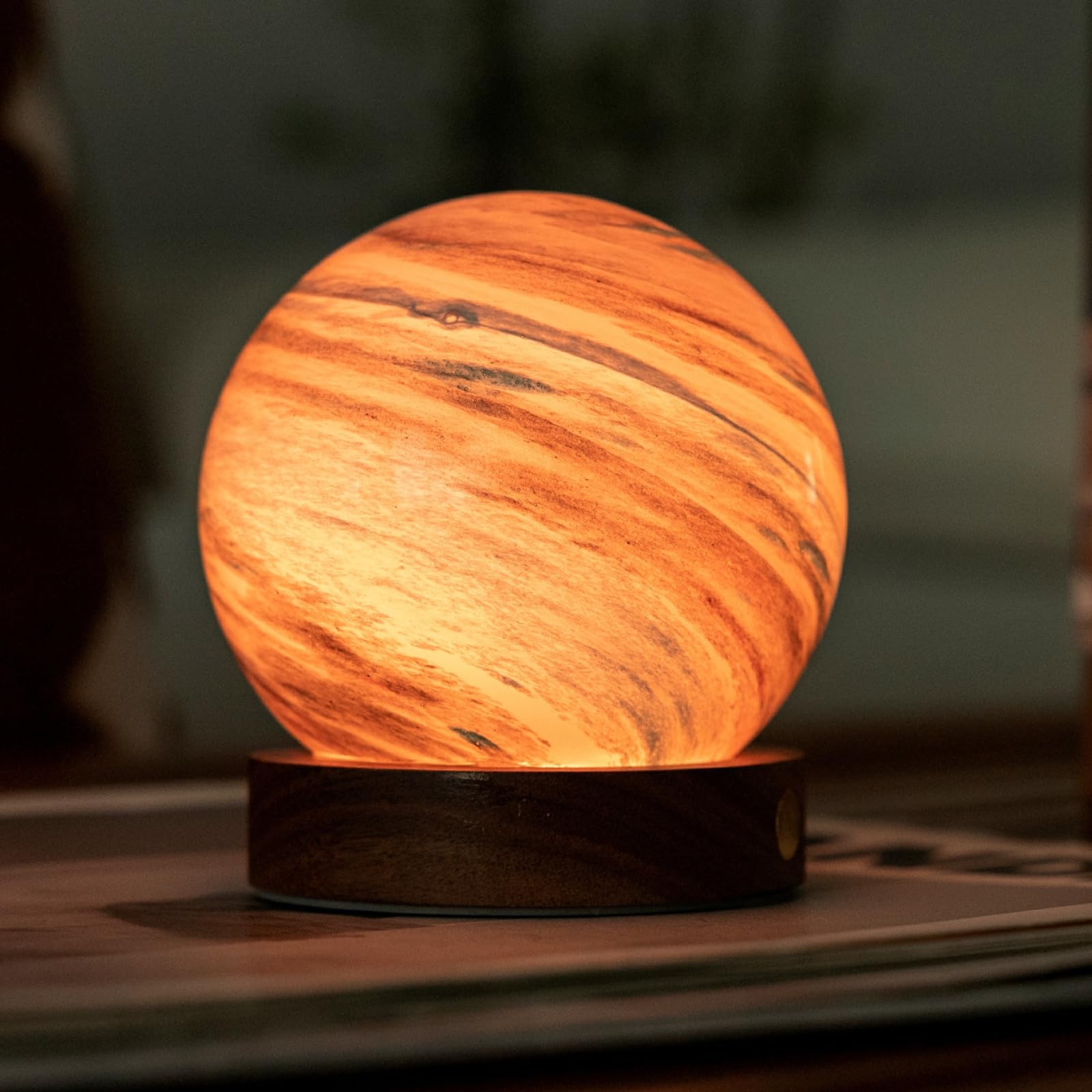 Gingko AstraGlass Lampe Mini Polarwolke Walnussholz und Glas RGB LED Licht Dekoration Beleuchtung Wohnzimmer Art Deco Stil Smart Touch Batteriebetrieben