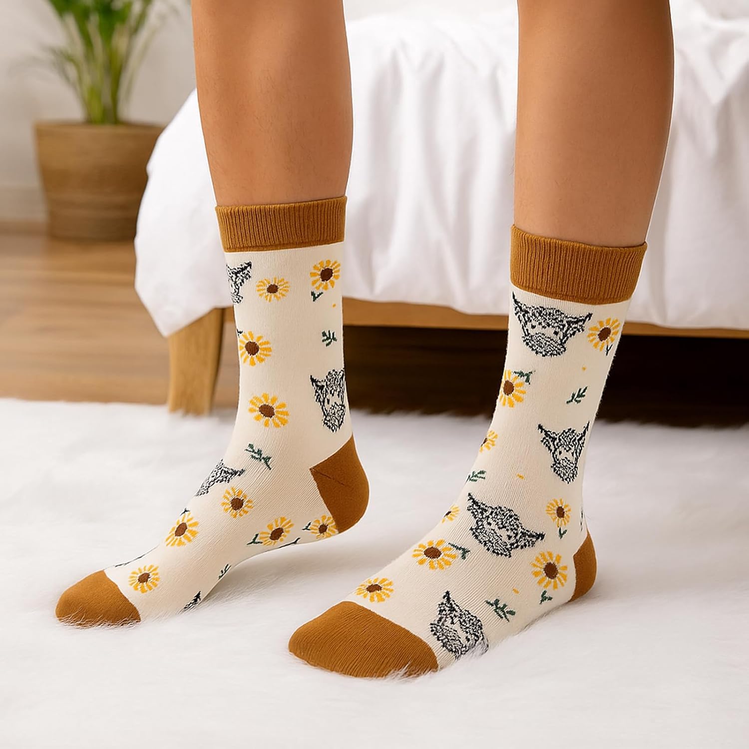 Highland Cow Gifts for Women - Funny Novelty Highland Cow Crew Socks for Mom Grandma Wife Sister Farm Animal Lovers Friends Coworkers Birthday Christmas Retirement Mother's Day Gifts Idea