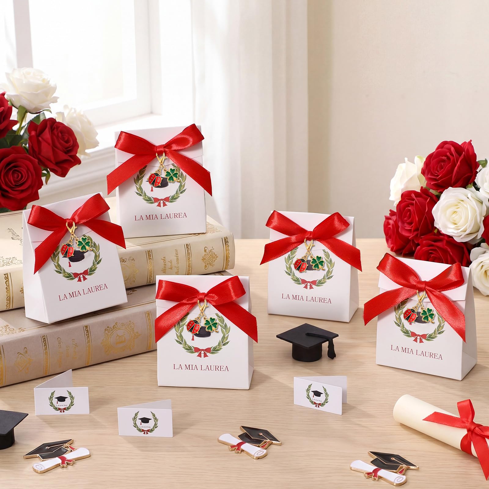 BBTO 30 Set Bomboniere Laurea Scatoline Portaconfetti Laurea Portachiavi Portafortuna con Ciondoli Coccinella Bigliettini Bomboniere Nastro Rosso Regali Fai da Te Decorazione Festa