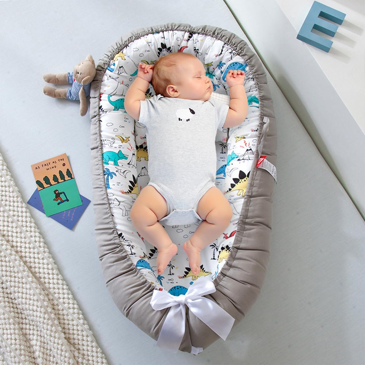 SONARIN Portatile Riduttore Lettino Neonato,88 x 53 cm Baby Nest Nido Neonati Riduttore Culla da Viaggio per Bambini, con100% Cotone Copertura Reversibile Lavabile(Grigio-Dinosauro)