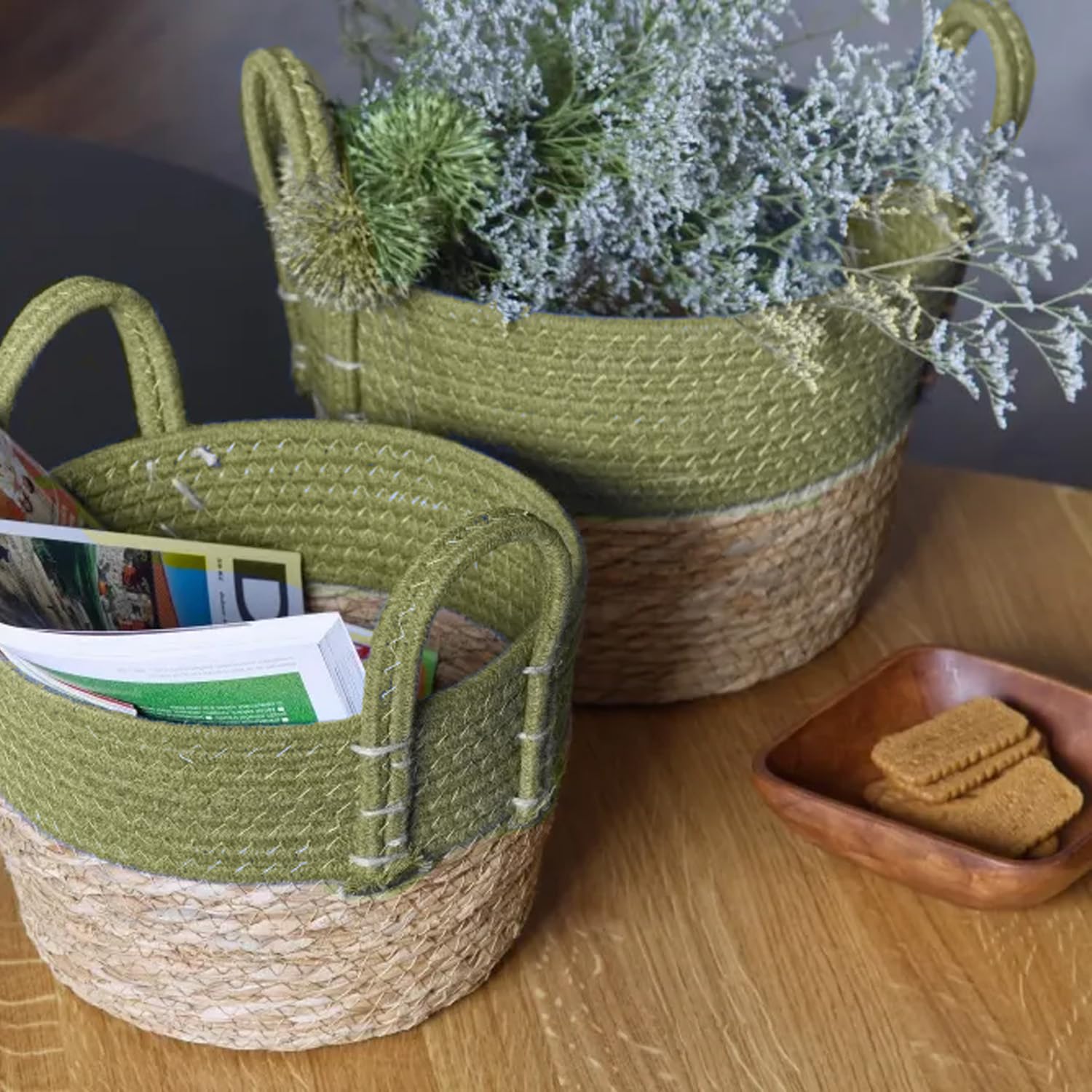 Set mit 2 Aufbewahrungskörben mit seitlichen Griffen – Set stapelbare Aufbewahrungskörbe für Zeitschriften und Spiele, für Wohnzimmer und Kinderzimmer, aus Baumwolle und Seegras, 18 x 25 cm und 20 x