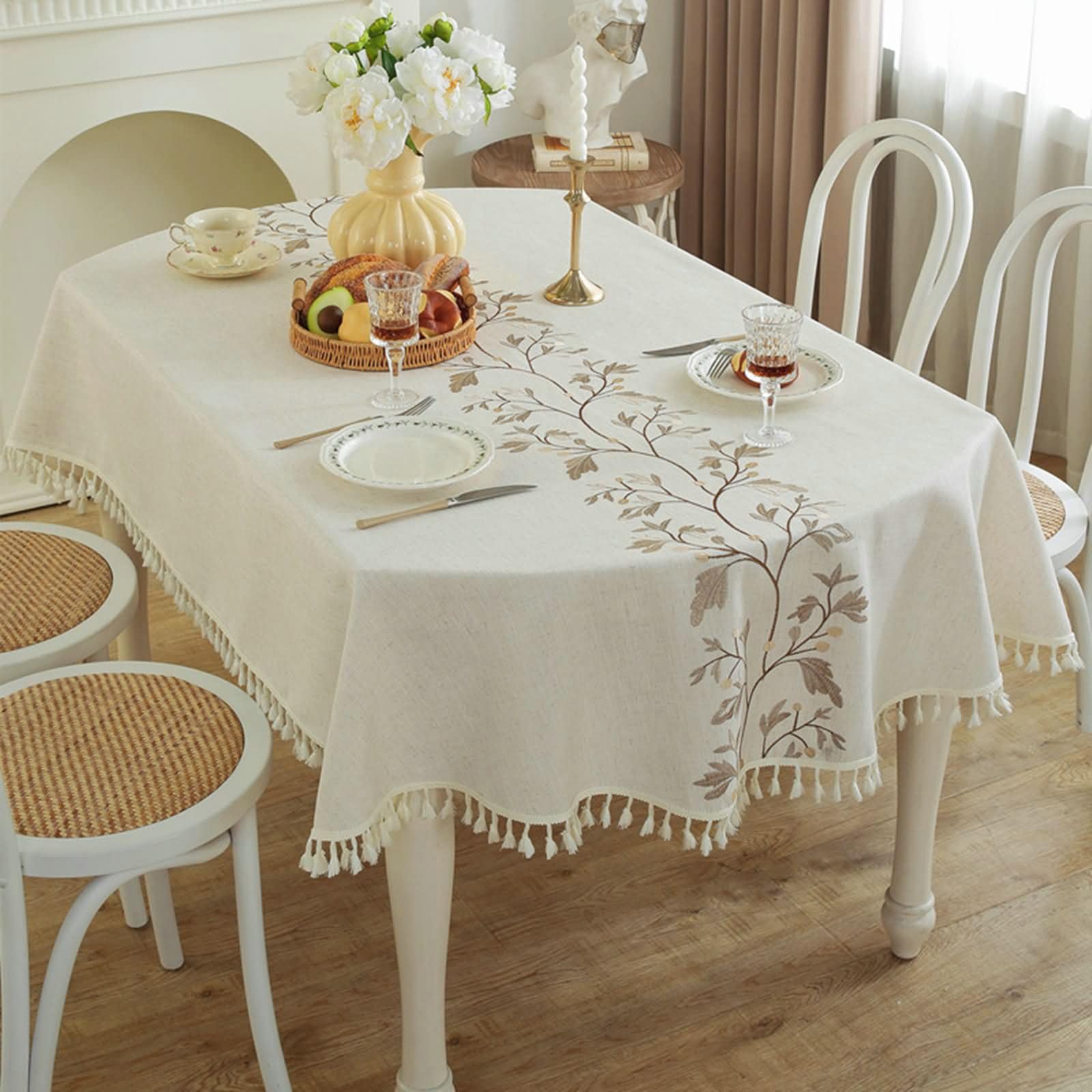 Nappe de table rectangulaire Beydodo 140x240 cm en polyester jacquard floral avec pompons