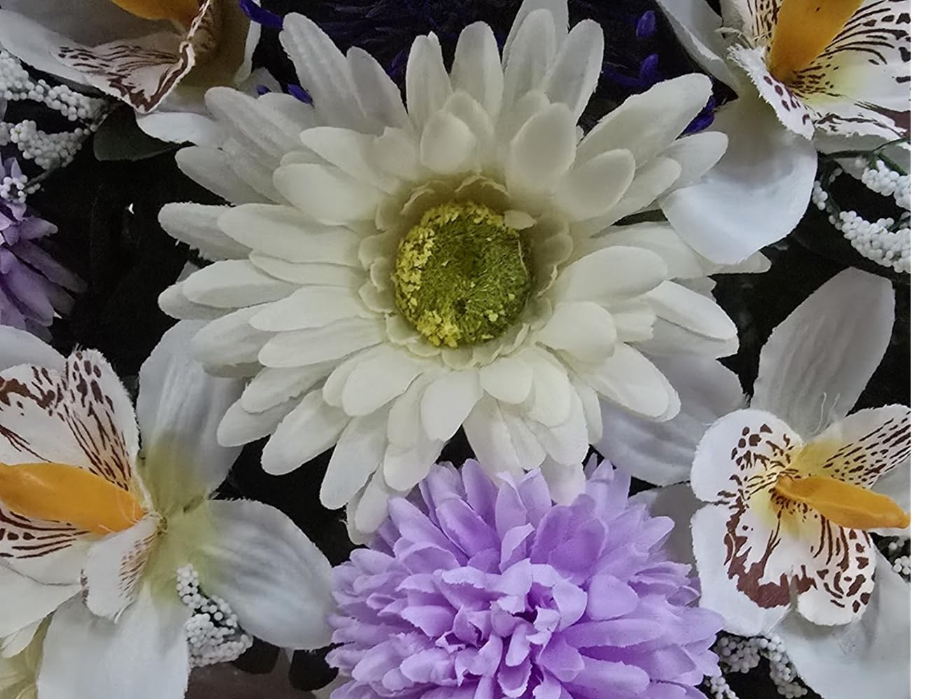 DRW Centre de Fleurs artificielles Violettes et Blanches pour cimetière, Mariage, église avec gerberas, Marguerites et orchidées 67 x 62 x 22 cm