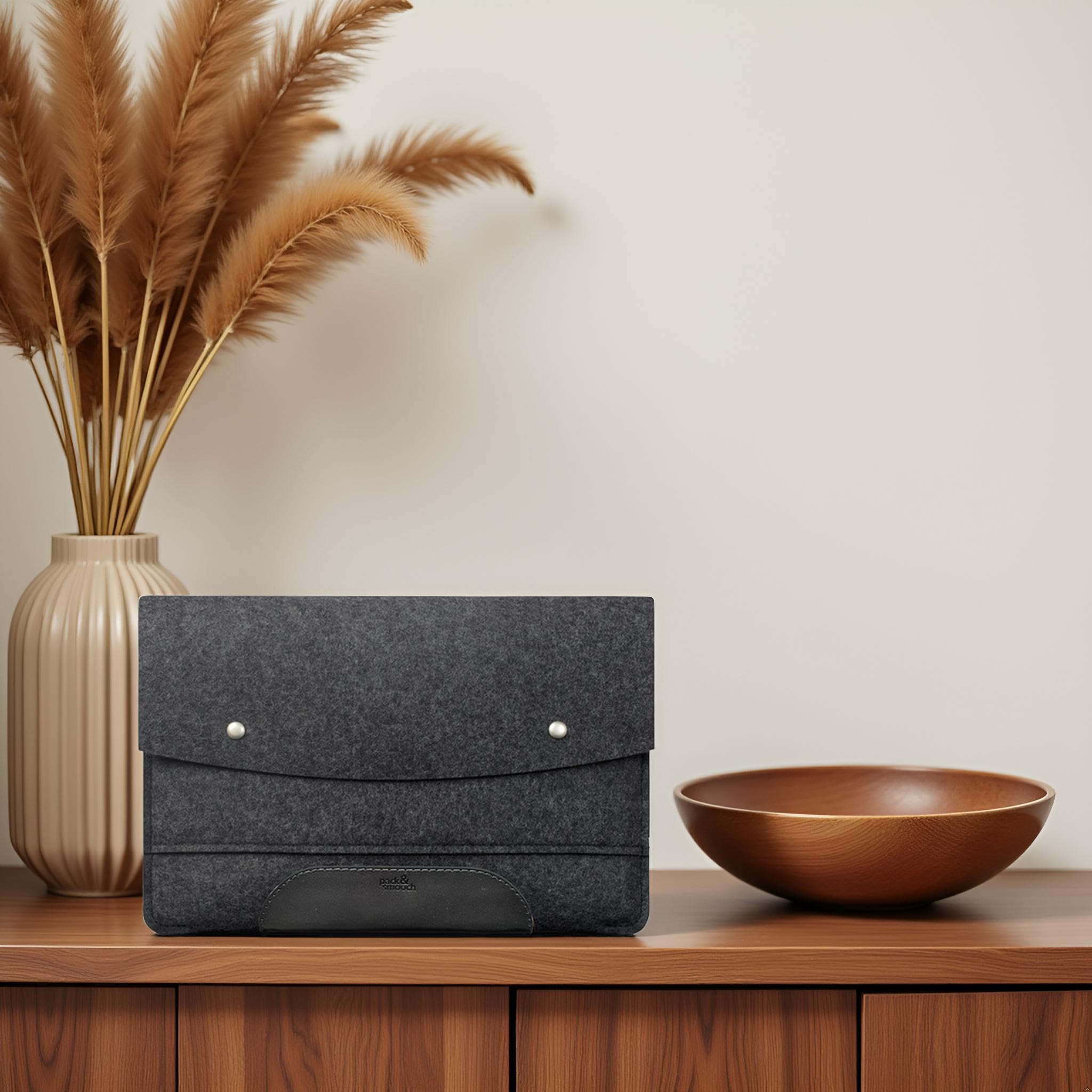 Pack & Smooch Funda de Fieltro Compatible con MacBook Pro 14 | 100% Fieltro de Lana Merino | Piel Curtida Vegetal | Color Antracita/Negro | Hampshire