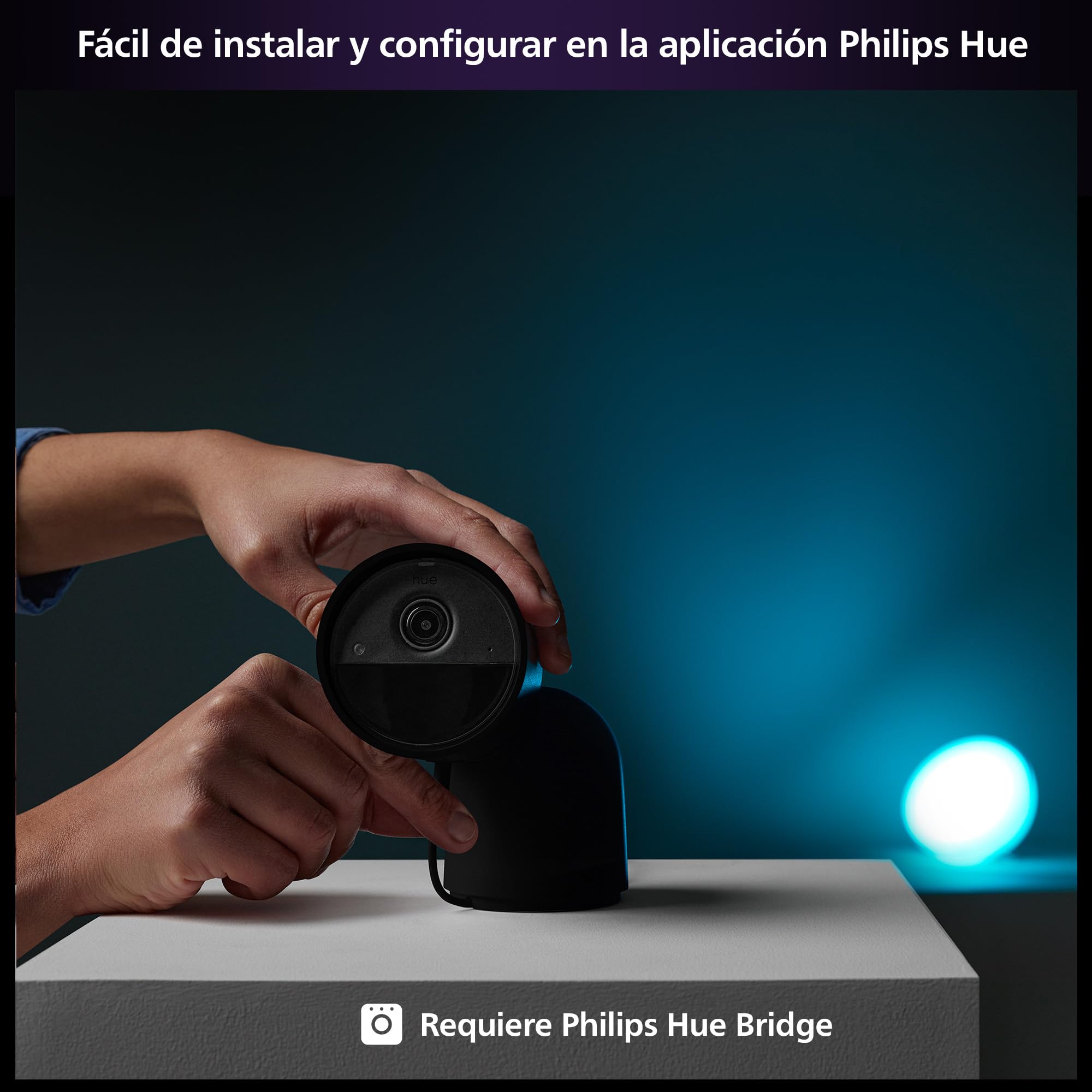 Philips Hue Secure Cámara de Video Vigilancia Inteligente con Base, para Exteriores o Interiores, Versión con Cable, Full HD Video, Control de Seguridad e Iluminación en Una Sola App, Negro