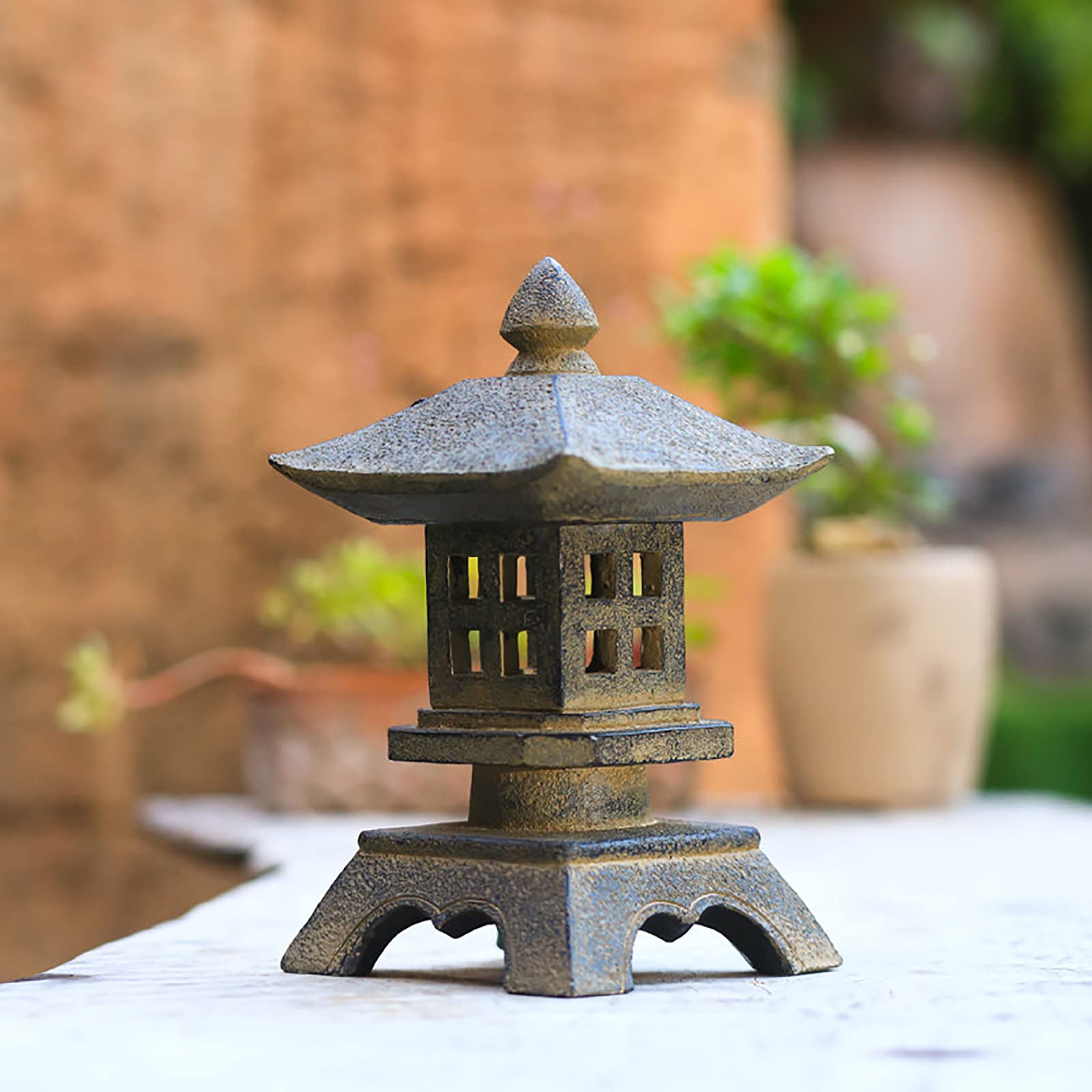 Lanterne de pagode solaire pour illuminer vos soirées au jardin zen
