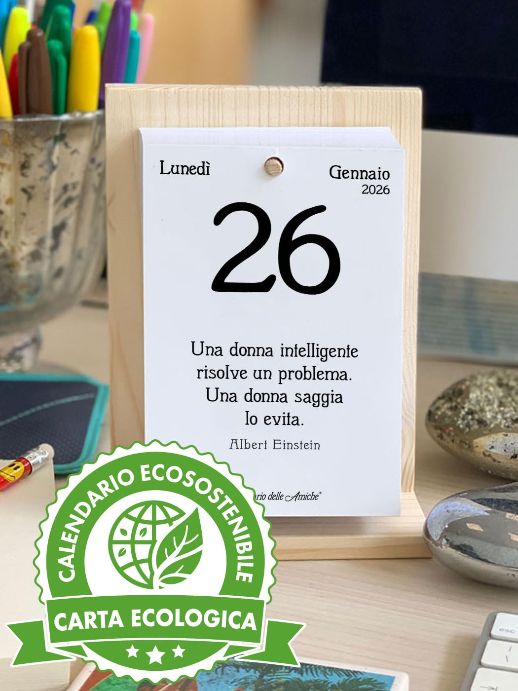 Calendario delle Amiche 2026 Eco Sostenibile. Il Primo e L'Originale. Il Calendario Geniale dedicato alle Donne. Idea Regalo con Scatola. Supporto in legno e pensiero Filosofico. Ogni giorno una frase