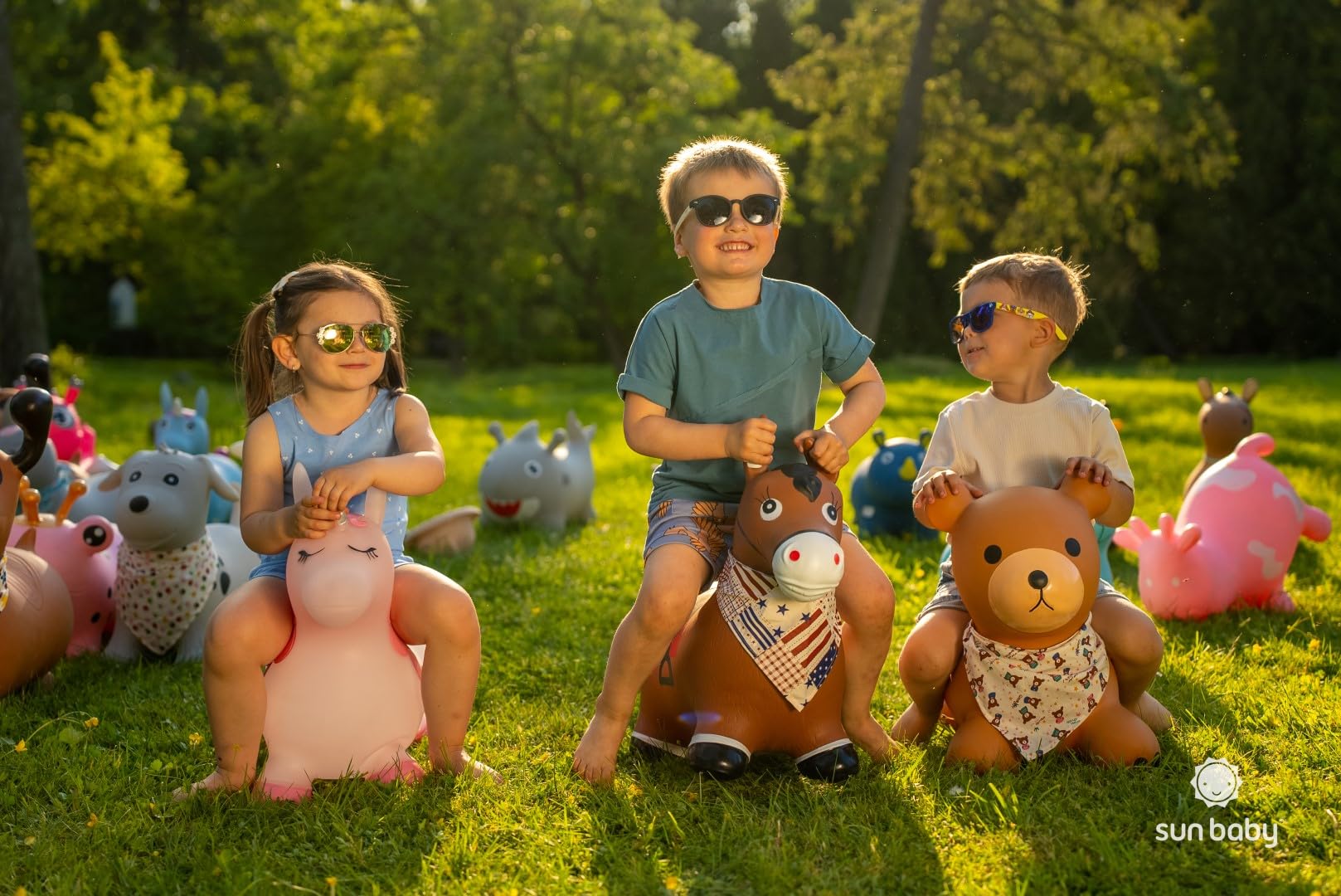 SUN BABY Saltador Hinchable para Niños hasta 45 Kg sin BPA, de 1 año, Pelotas saltarinas para niños (Oso marrón con pañuelo)