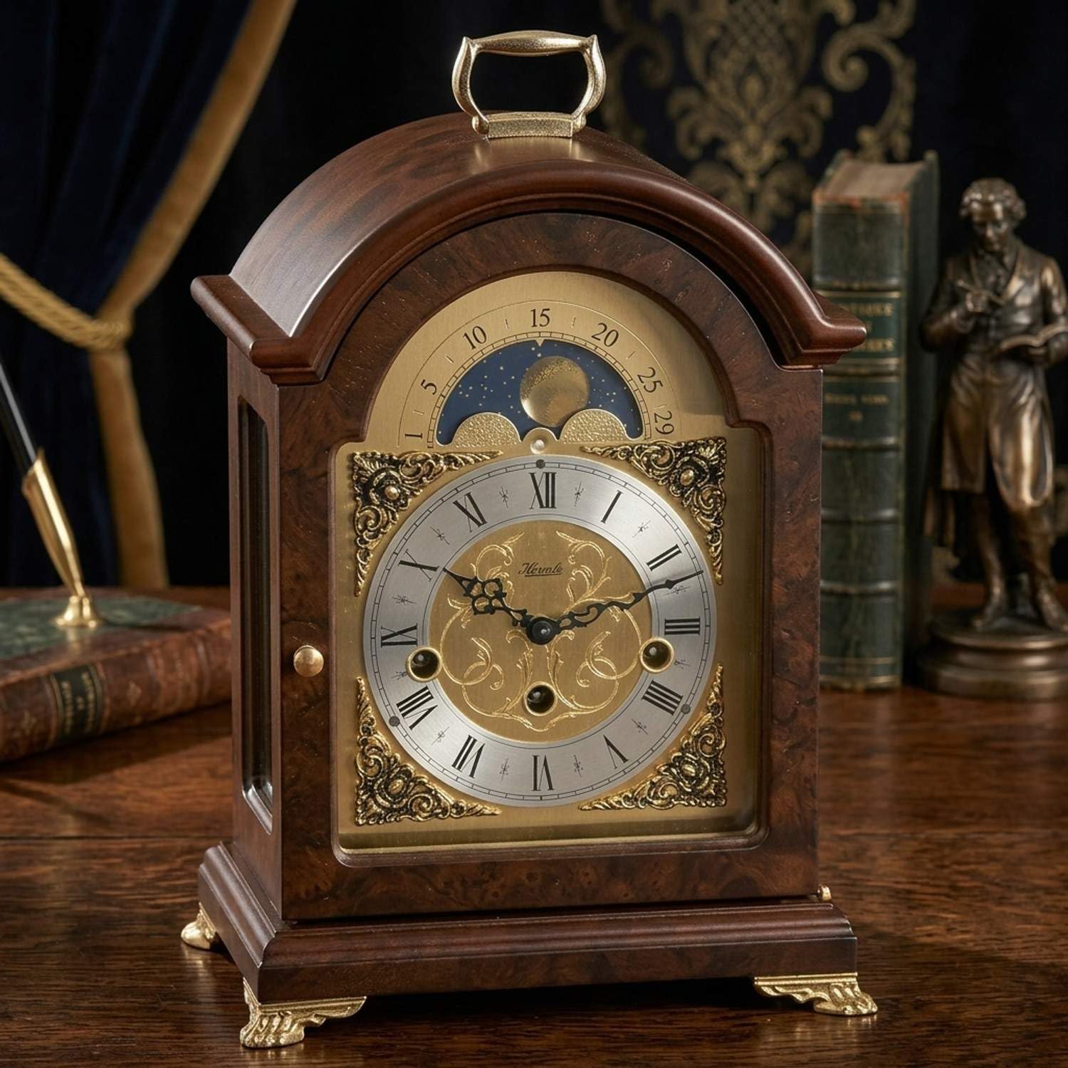 Hermle 23054-030340 Englische Stiluhr, Nussbaum Braun 33cm x 22cm x 15,5cm