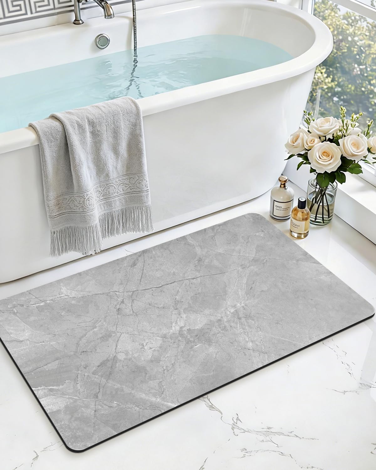 DEXI Alfombra de baño de goma, antideslizante, de secado rápido, súper absorbente, fina, lavable a máquina, para frente de bañera, ducha, fregadero, 17 x 32 pulgadas, gris claro