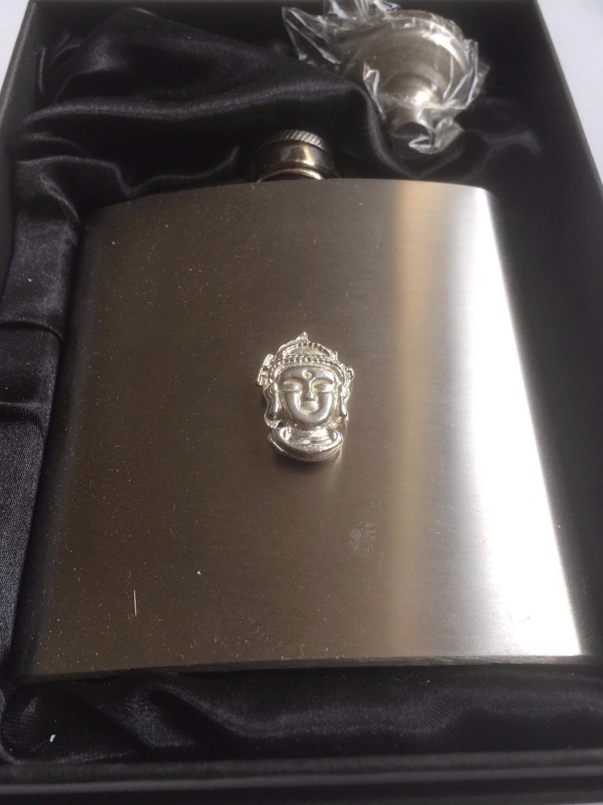 Flasque Bouddha en acier inoxydable gravé et son coffret cadeau Derbyshire