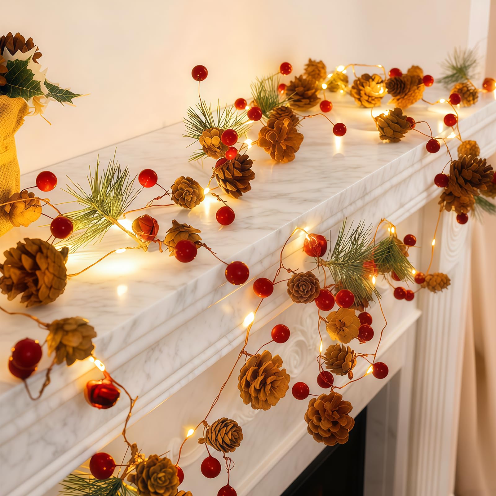 AONAT LED Weihnachtsgirlande mit Lichtern,2M 20 LED Tannenzapfen Girlande mit roten Beeren & Glöckchen,Batteriebetrieben,Warmweiß & Blinkmodus, Weihnachtsbeleuchtung Innen & Außen