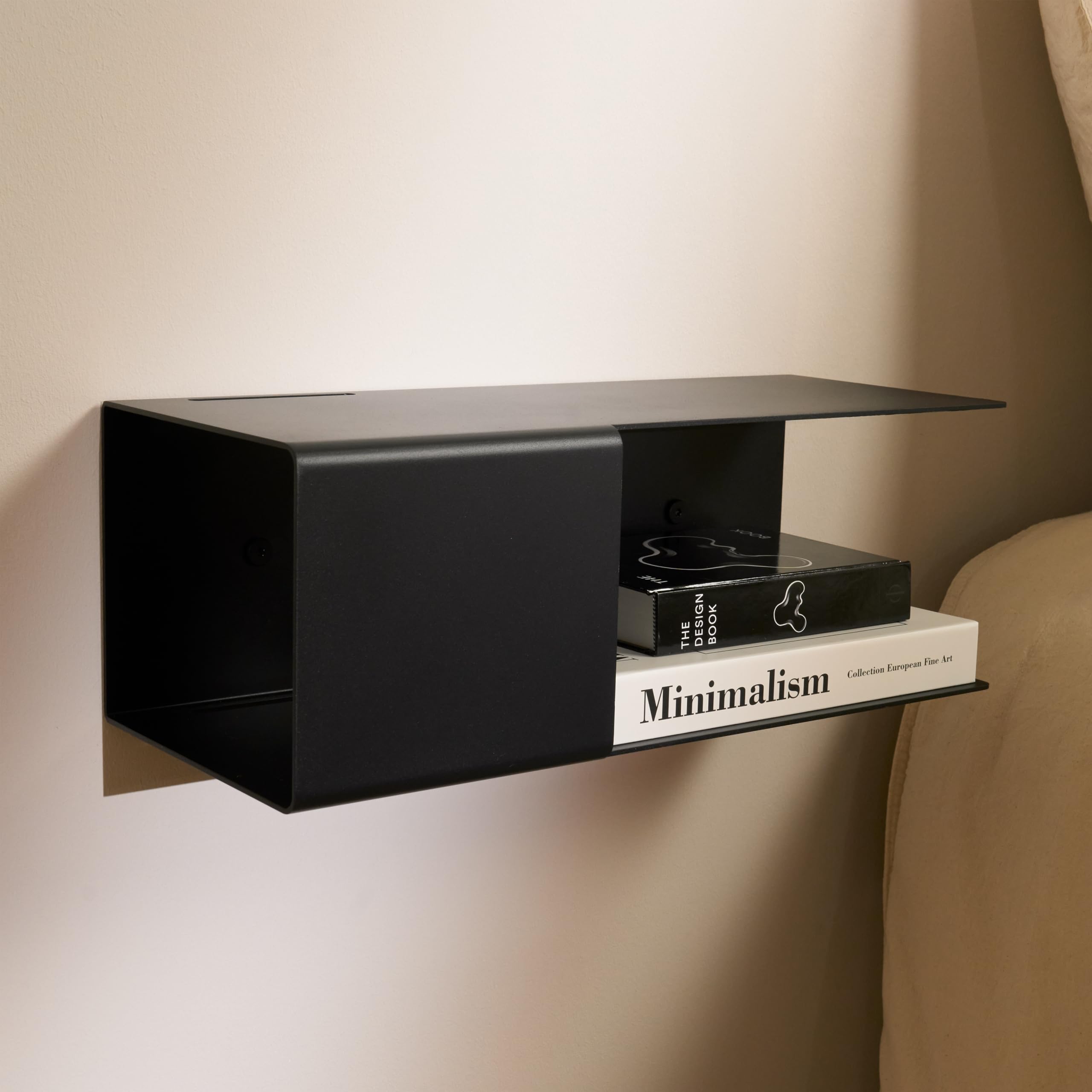 Designfabrik Hamburg | Schwebender Nachttisch aus Metall | Hängender Nachtschrank mit versteckter Ablage und Kabelführung | schmaler Wand Nachttisch fürs Schlafzimmer | Modernes Design | 1x Schwarz