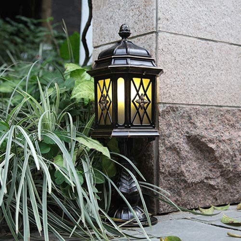 Stara czarna lampa na płot