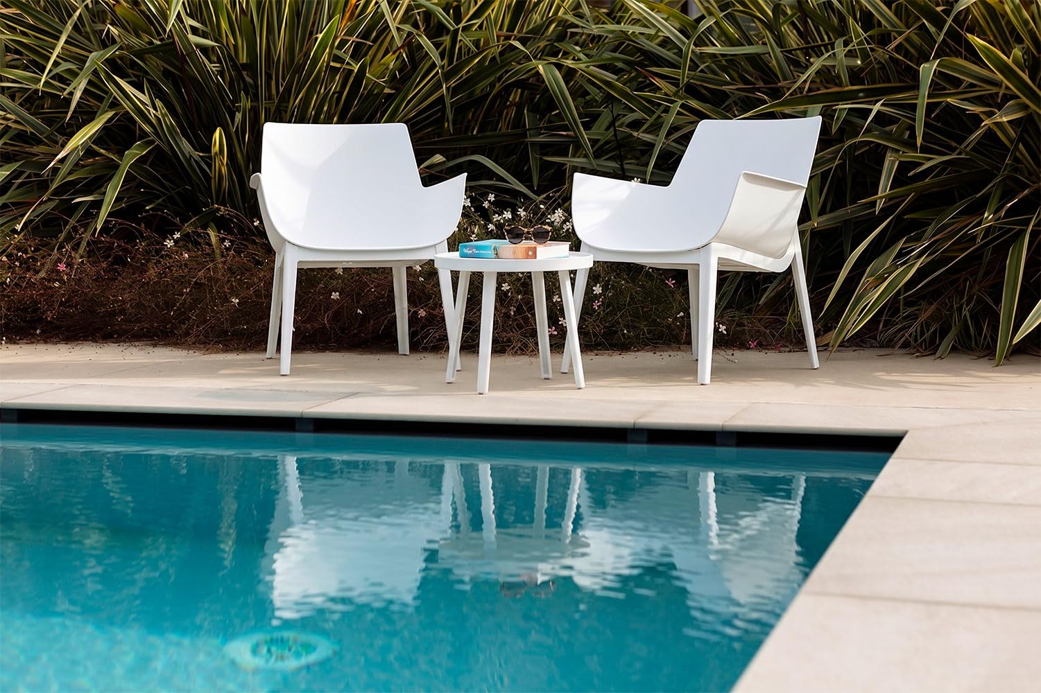 Lot de 2 fauteuils avec table basse d'extérieur en polypropylène renforcé de fibre de verre, fauteuils de piscine, fauteuils de balcon ergonomiques - Betty (ensemble avec table blanche)