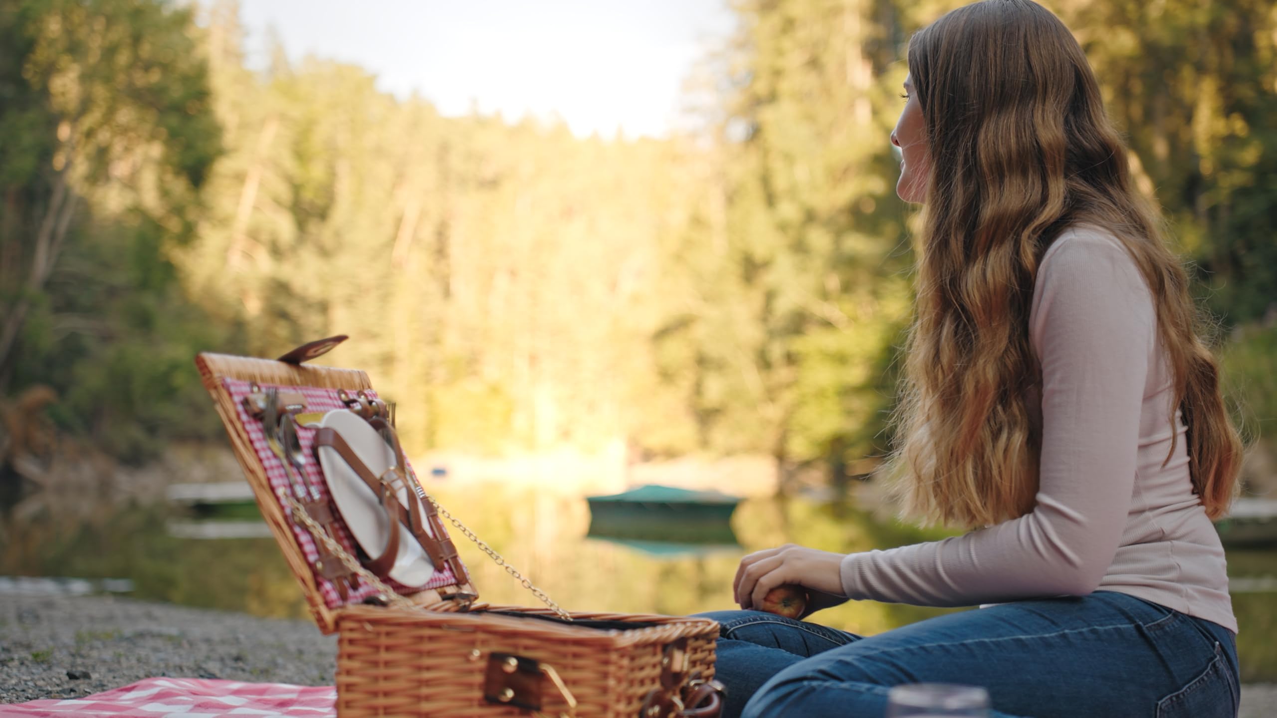 Picknickkorb 2 Personen Blau mit Kühlfach & Schultergurt – Handgewebter Picknicktasche aus Naturweide inkl. Geschirr & Gläser – Romantisches Picknick Set Geschenk