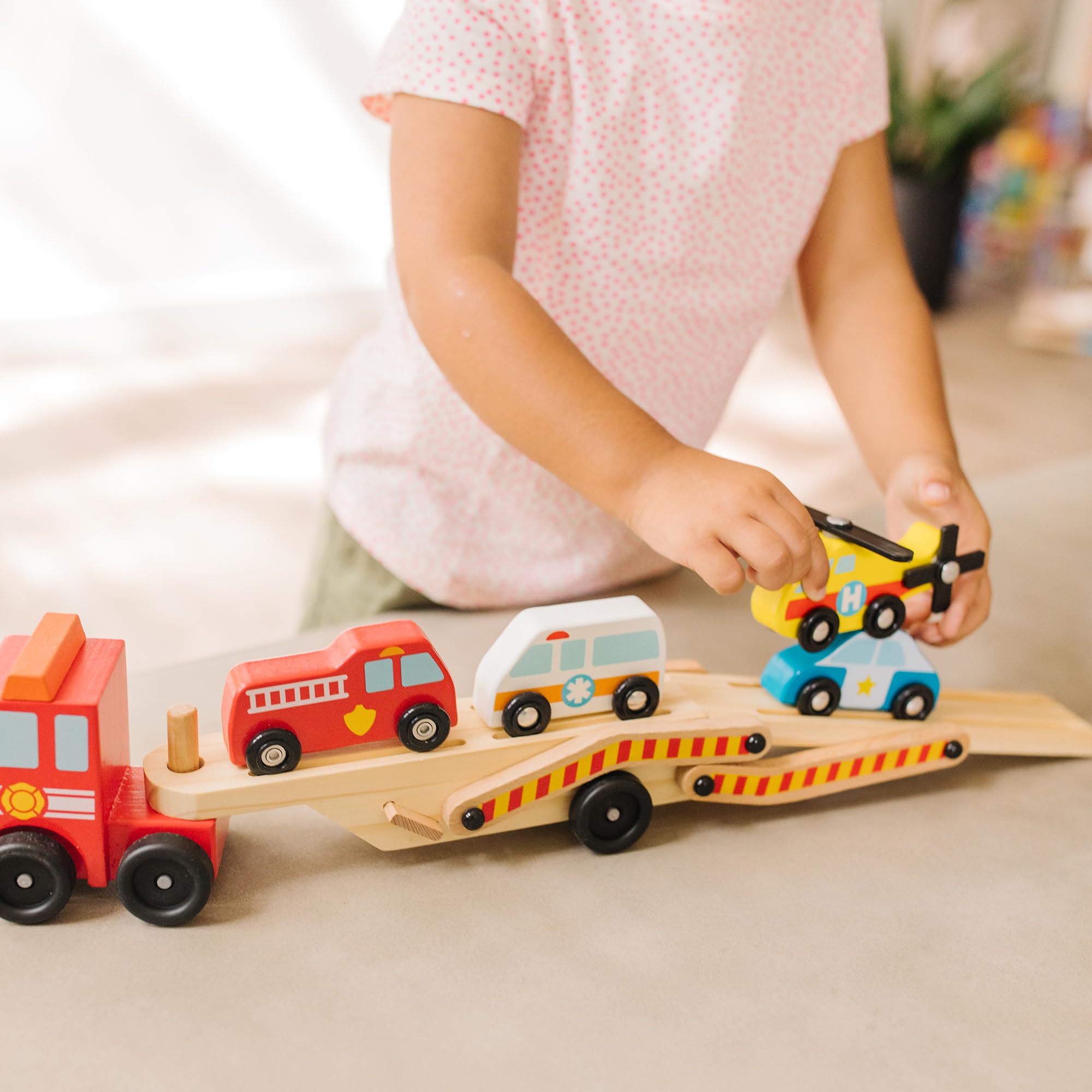 Melissa & Doug - Camion Transporteur De Véhicules D'Urgence 6 Pièces - Camion Enfant 60 Cm - Jeu Imitation - Jouet En Bois - Jouet D'Activité, Développement Et Apprentissage - Cadeau Enfant 3 Ans Et +