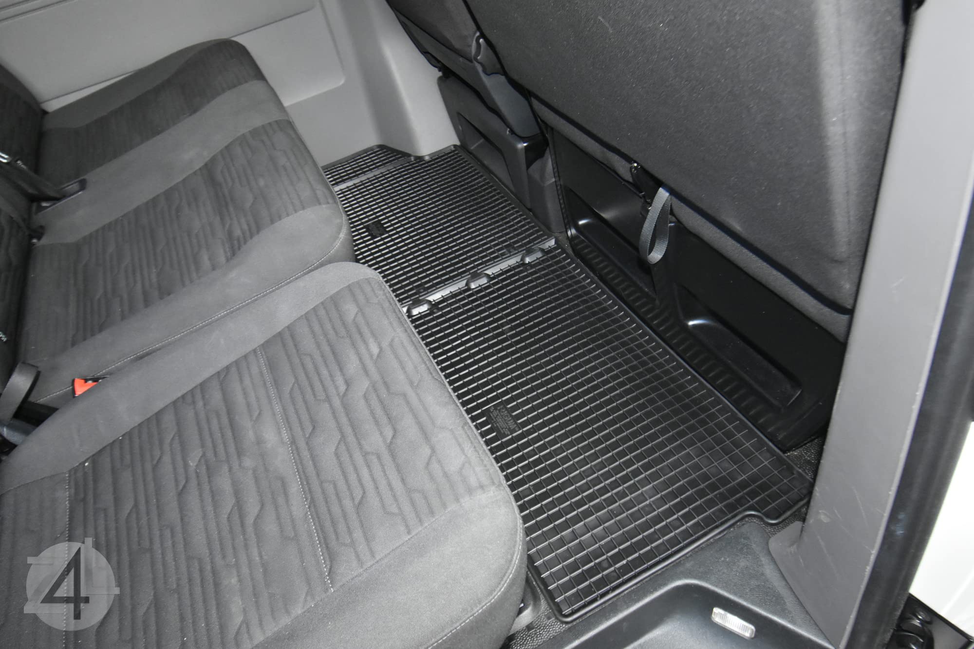 Precisely fitting rubber floor mats vehicle-specific ideal