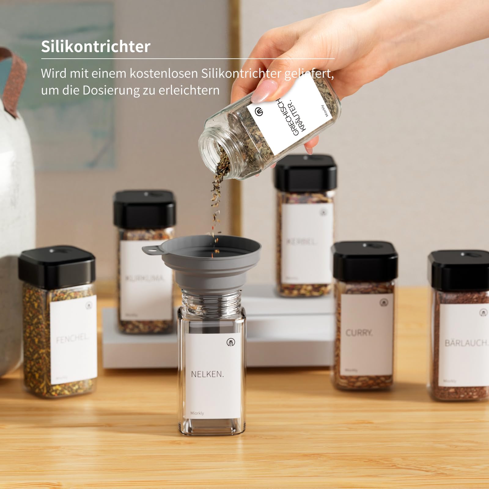 Lot de 24 pots à épices carrés avec couvercle en bois avec étagère en bois [24 x 120 ml] – Étagère à épices avec boîtes à épices – Organiseur à épices – Épices en verre avec étiquettes