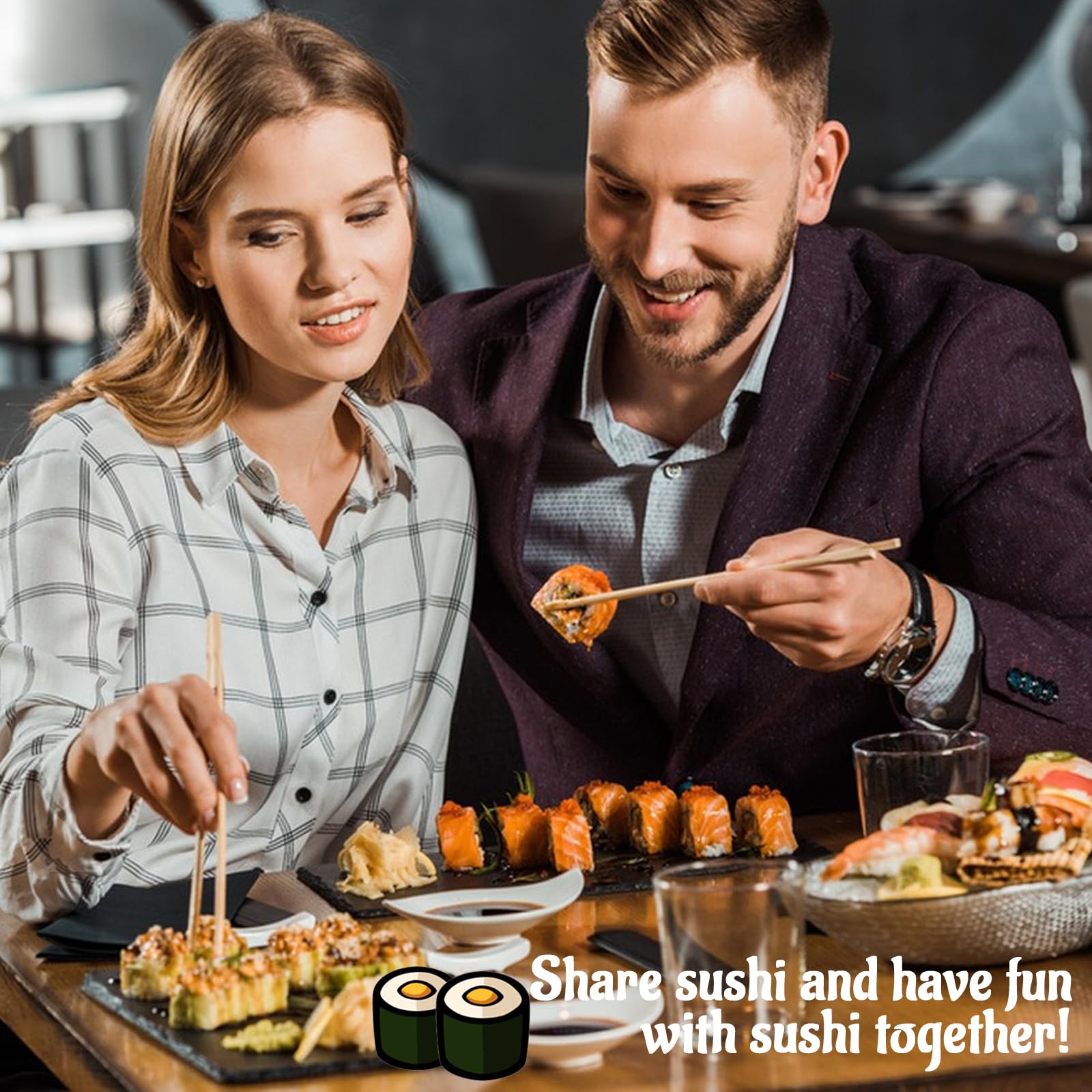Zwarte Die Bamboemat Met Sushi Op Witte Achtergrond Worden Geïsoleerd Zwarte Die Bamboemat Met Sushi Op Witte Achtergrond Worden Geïsoleerd
