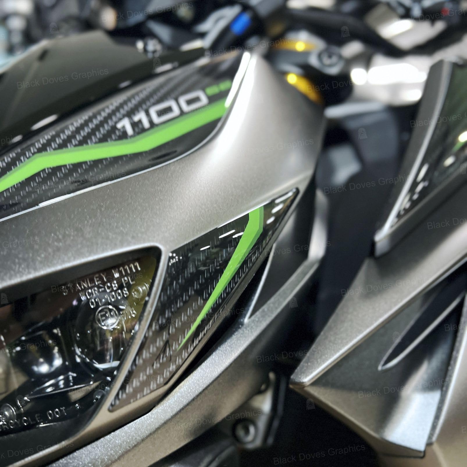 Black Doves Graphics – Adesivo 3D Resinato compatibile con Kawasaki Z1100 SE 2026 (GY1) | Made in Italy (Set Frontale)