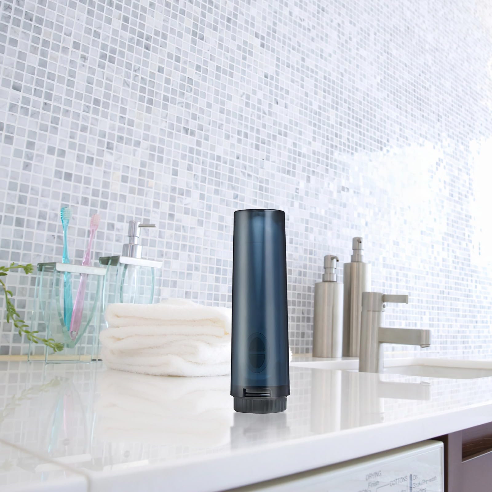 Bidet da viaggio portatile per donne e uomini, spruzzatore portatile ricaricabile, bottiglia d'acqua collegabile con 2 ugelli spray, dispositivo di igiene personale compatto per post-chirurgia e uso
