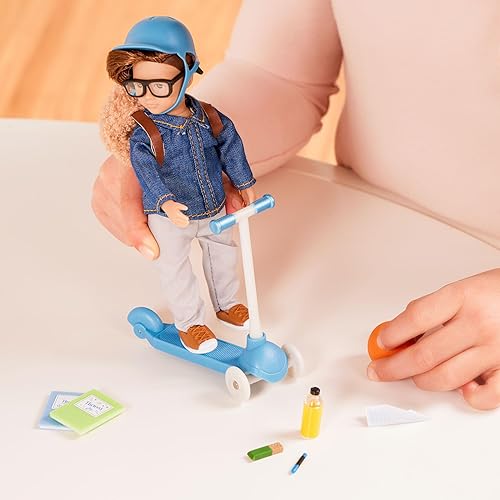 Miniatura 2 de Lori Muñecas  Juego de scooter Thomas  Mini muñeca para niño y scooter  Muñeca de 6 pulgadas con vehículo y accesorios  Ropa casco bola mochila