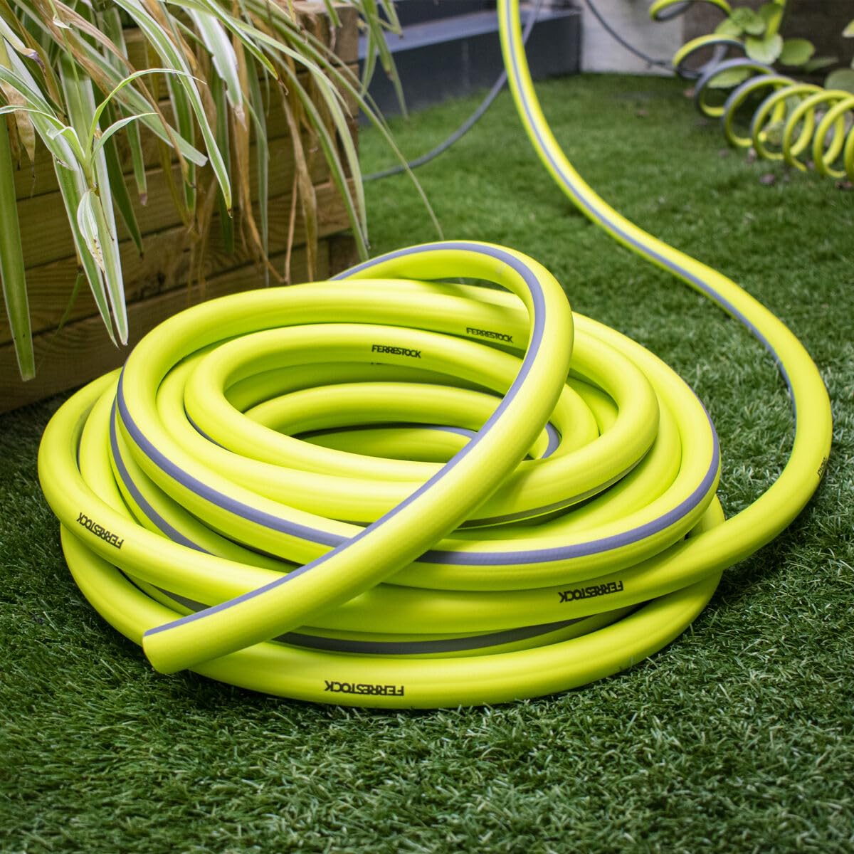 Ferrestock Manguera de Jardín de 20 Metros, 3/4" de Grosor (19mm), Antitorsión, PVC Flexible con Refuerzo de Poliéster, 3 Capas, Resistente a los Rayos UVA, Antialgas, Incluye Accesorios.