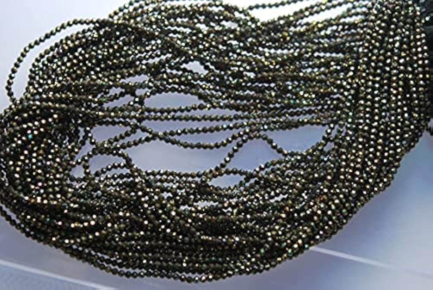 Spinelle noir micro-perles de 2.10mm taille facettée pour éclat maximal